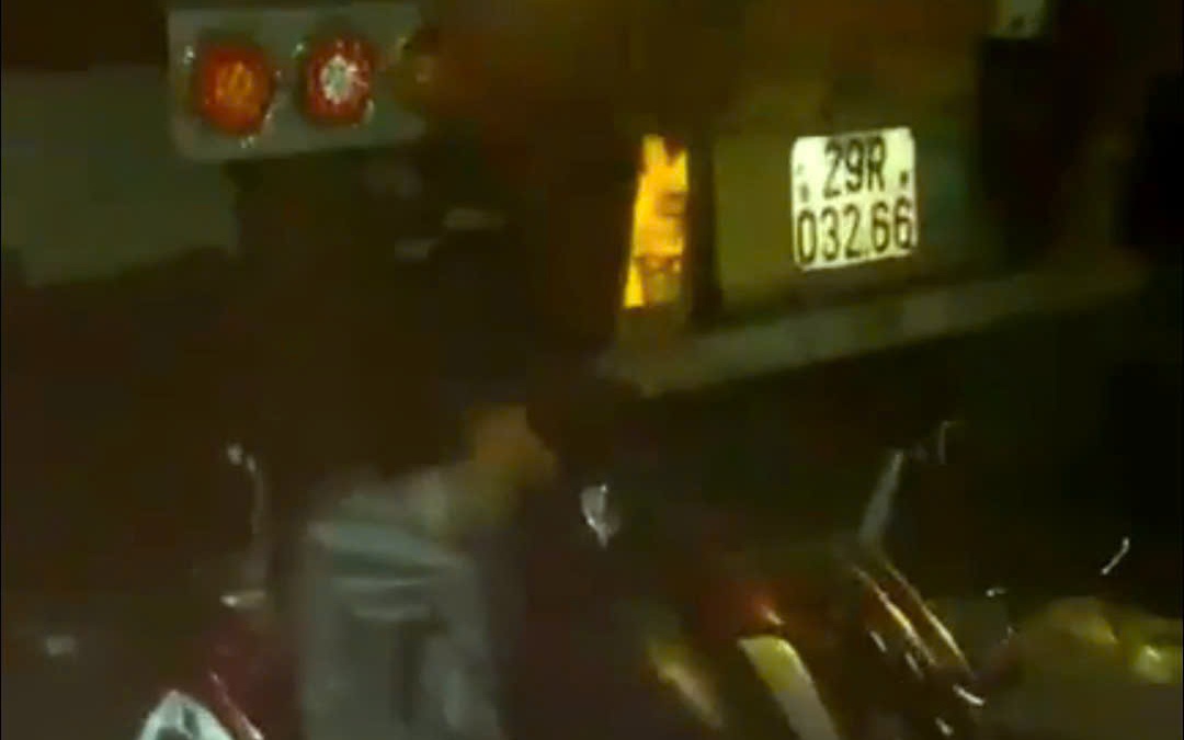 Hai người thương vong sau cú tông xe tải đang đỗ trên Quốc lộ 1D - Ảnh 2.