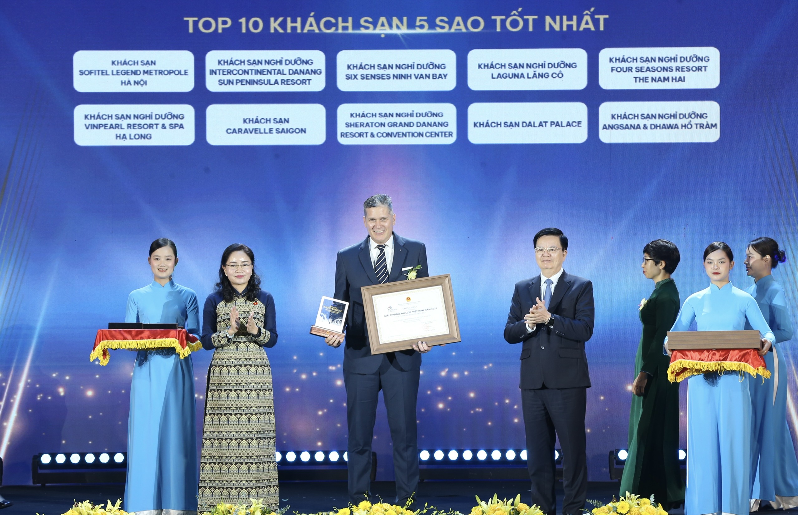 ផ្តល់កិត្តិយសដល់អាជីវកម្ម និងអង្គភាពធម្មតាចំនួន ១១៣ ក្នុងវិស័យទេសចរណ៍ - រូបថត ៤. Vinh danh 113 doanh nghiệp, đơn vị tiêu biểu trong lĩnh vực du lịch- Ảnh 4.