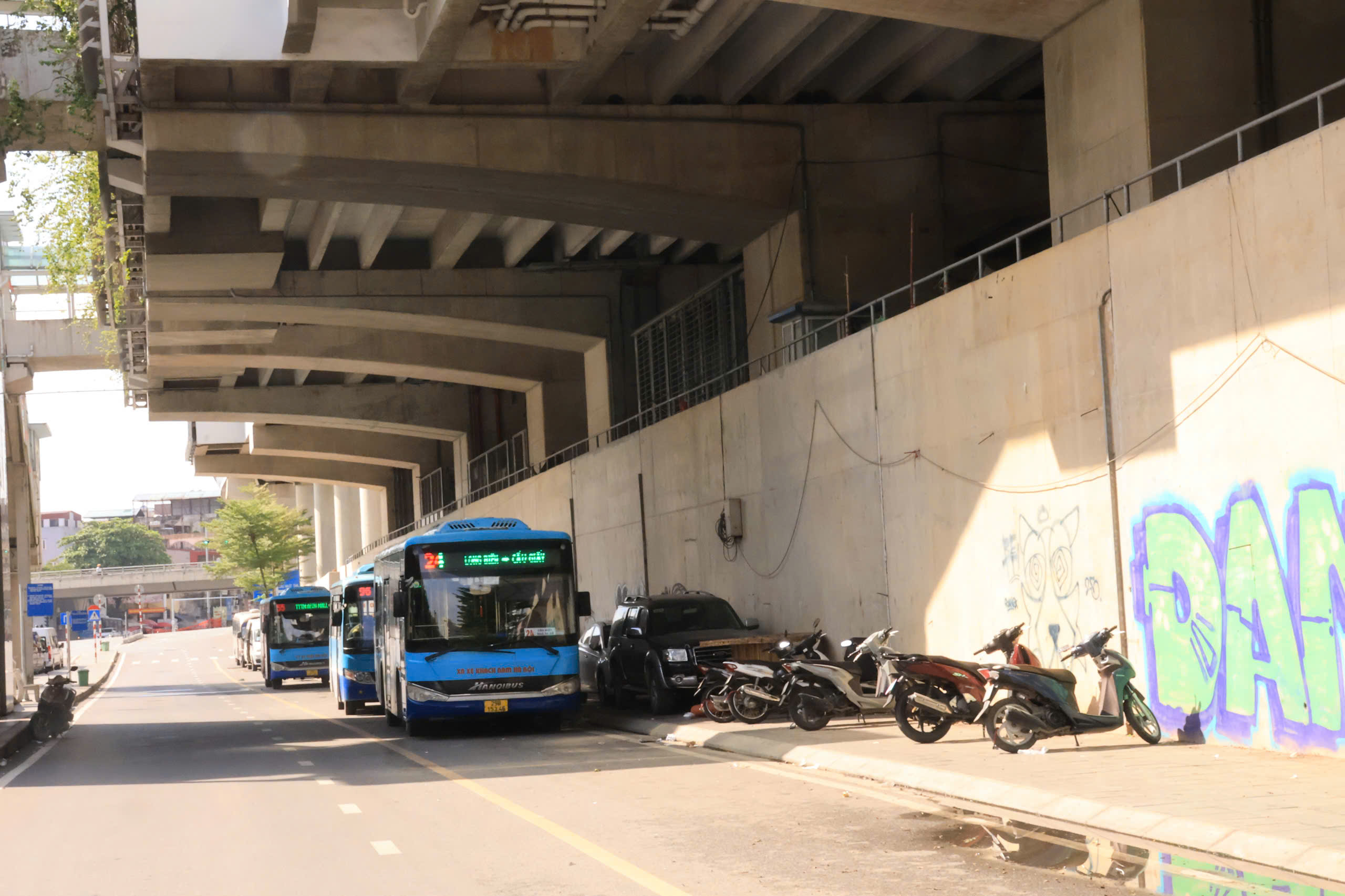 VIDEO: Toàn bộ các bãi giữ xe ô tô, xe máy dưới gầm cầu cạn ở Hà Nội đã ngừng hoạt động- Ảnh 16.