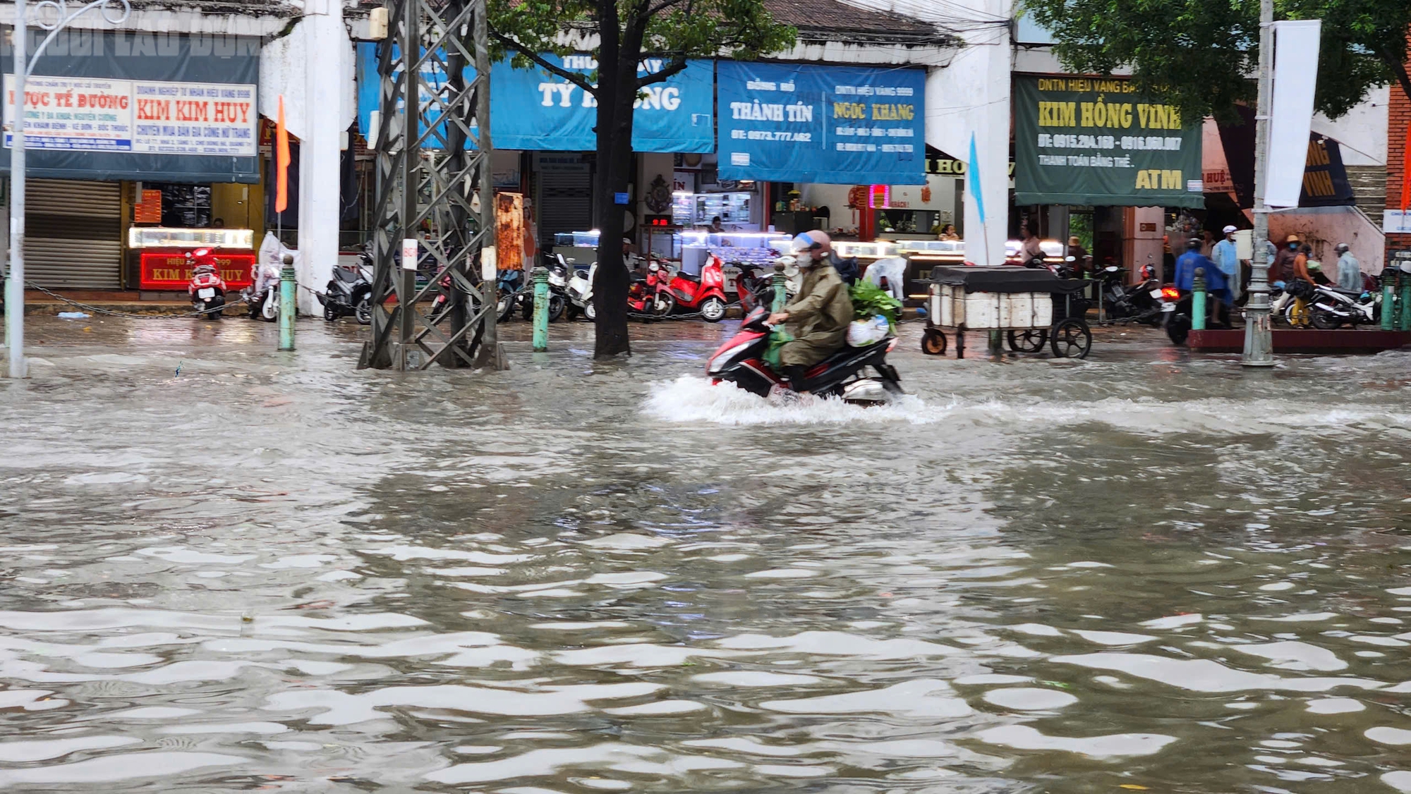 Quảng Trị ứng phó bão số 10 với mưa lớn và ngập lụt trên đường phố - Ảnh 4.