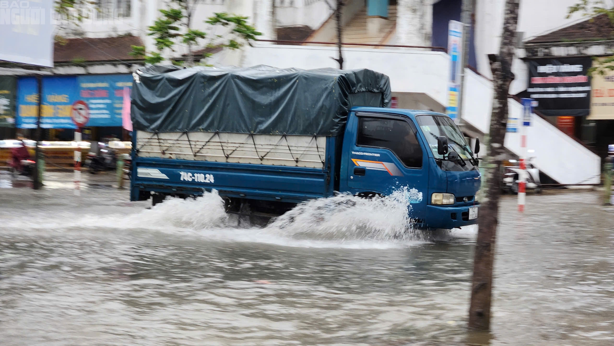 Quảng Trị ứng phó bão số 10 với mưa lớn và ngập lụt trên đường phố - Ảnh 5.