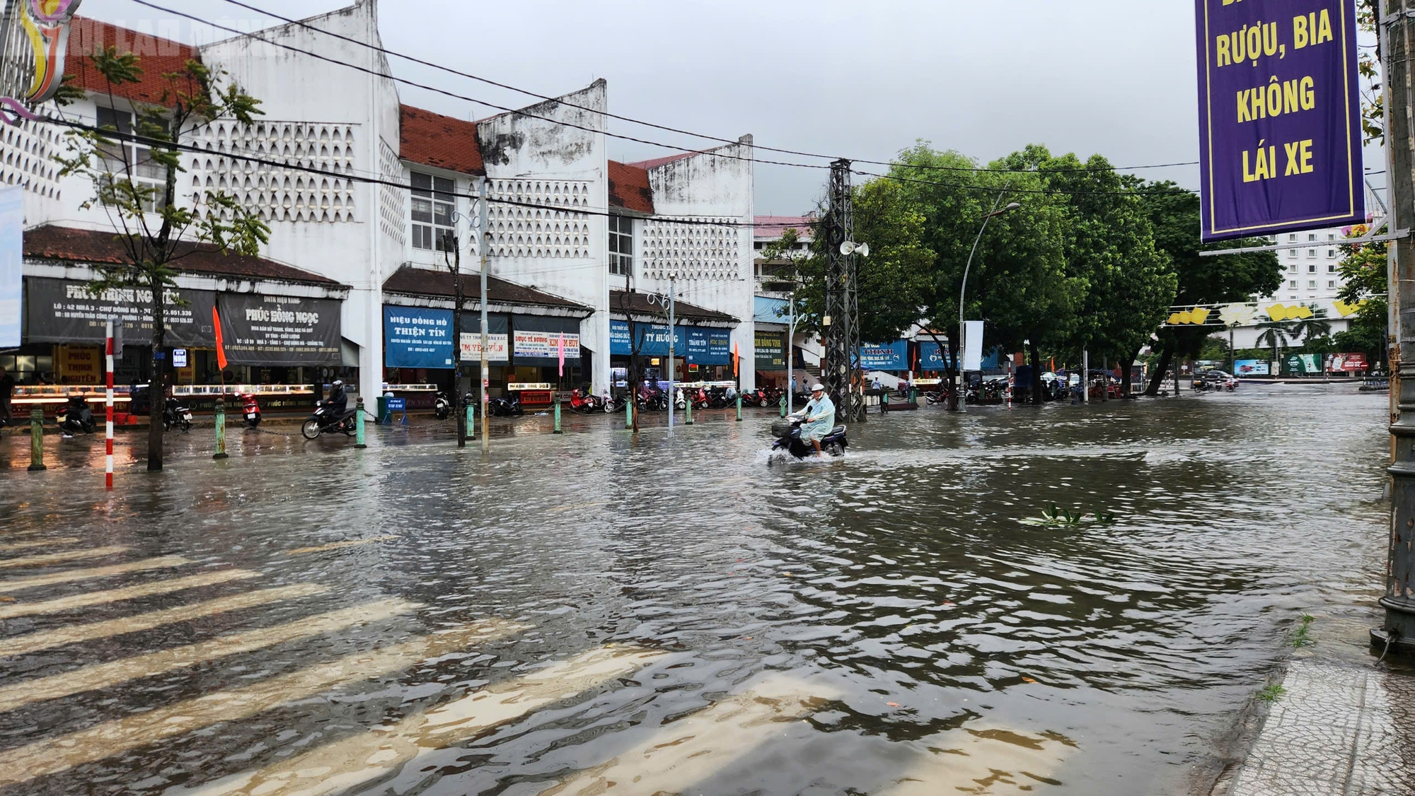Quảng Trị ứng phó bão số 10 với mưa lớn và ngập lụt trên đường phố - Ảnh 6.