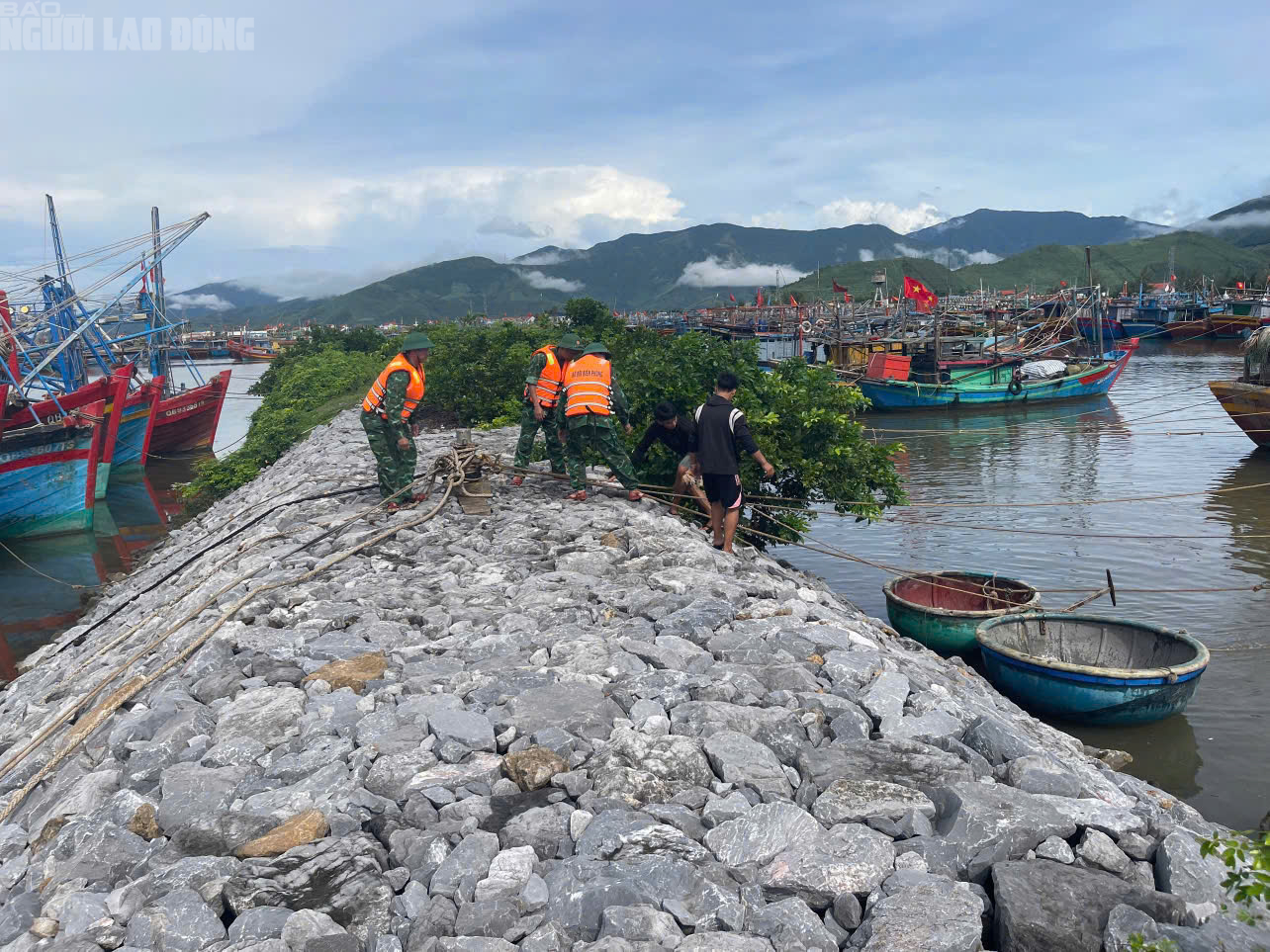 Quảng Trị ứng phó bão số 10 với mưa lớn và ngập lụt trên đường phố - Ảnh 10.