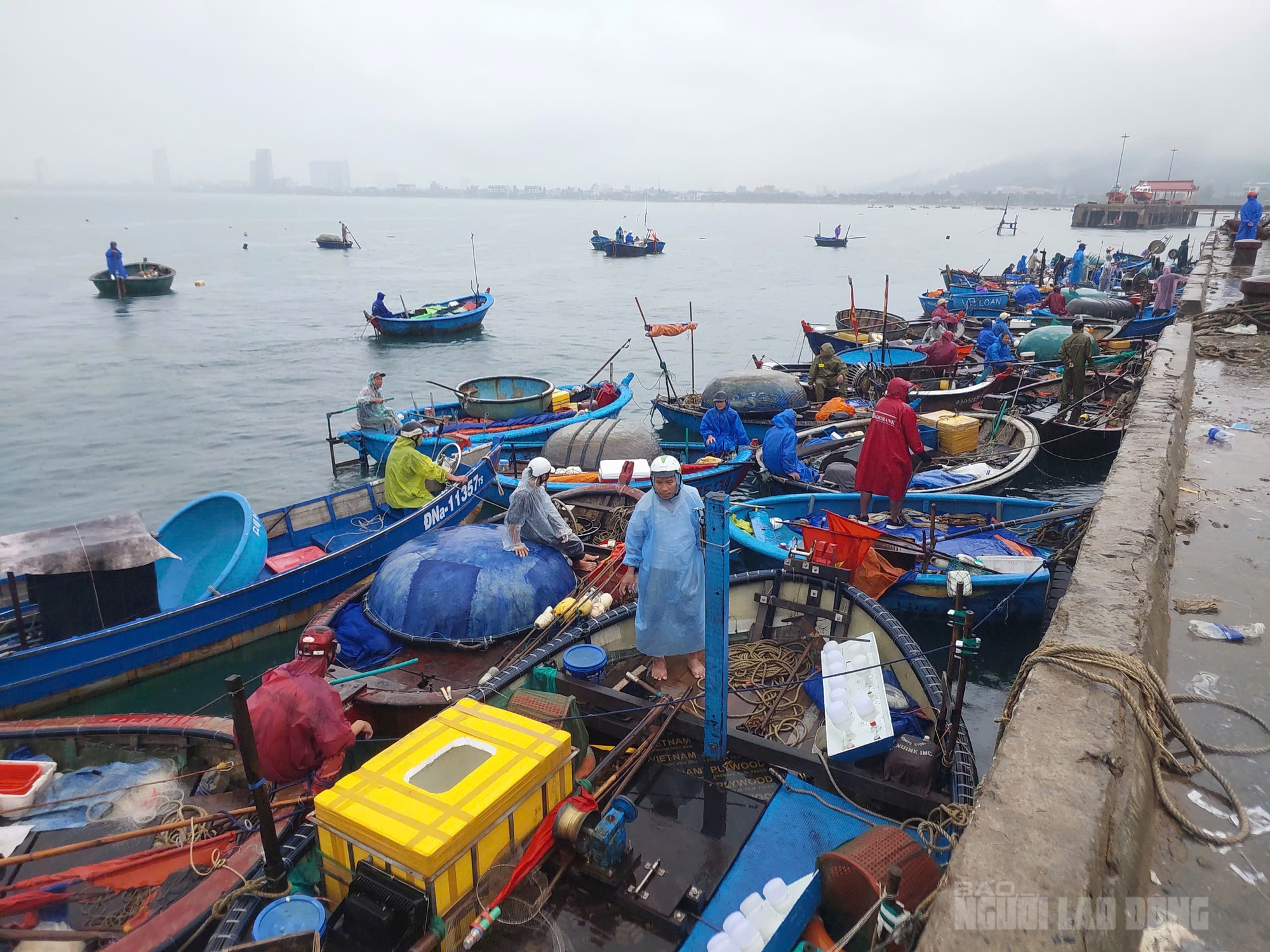 Ảnh hưởng bão số 10 Bualoi, Đà Nẵng mưa xối xả, nhiều tuyến phố ngập nặng- Ảnh 10.