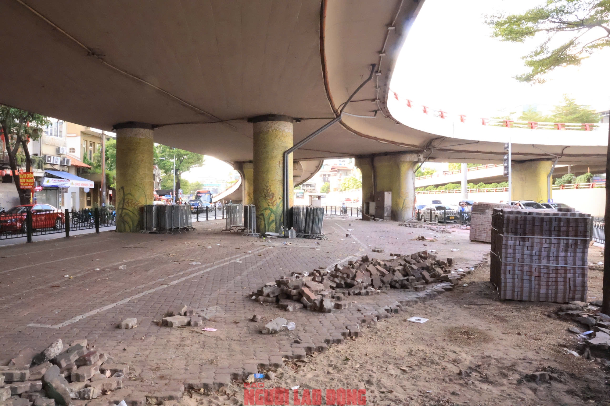 VIDEO: Toàn bộ các bãi giữ xe ô tô, xe máy dưới gầm cầu cạn ở Hà Nội đã ngừng hoạt động- Ảnh 1.
