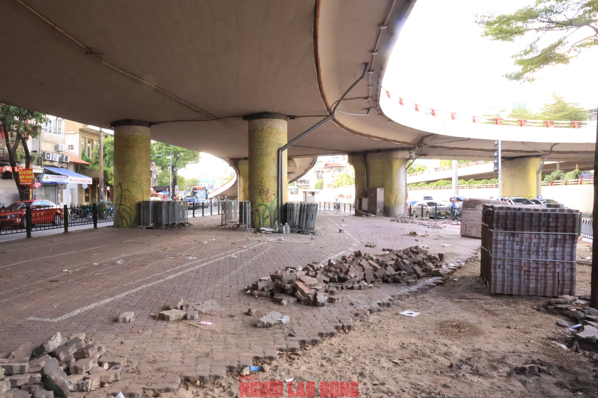 VIDEO: Toàn bộ các bãi giữ xe ô tô, xe máy dưới gầm cầu cạn ở Hà Nội đã ngừng hoạt động- Ảnh 5.