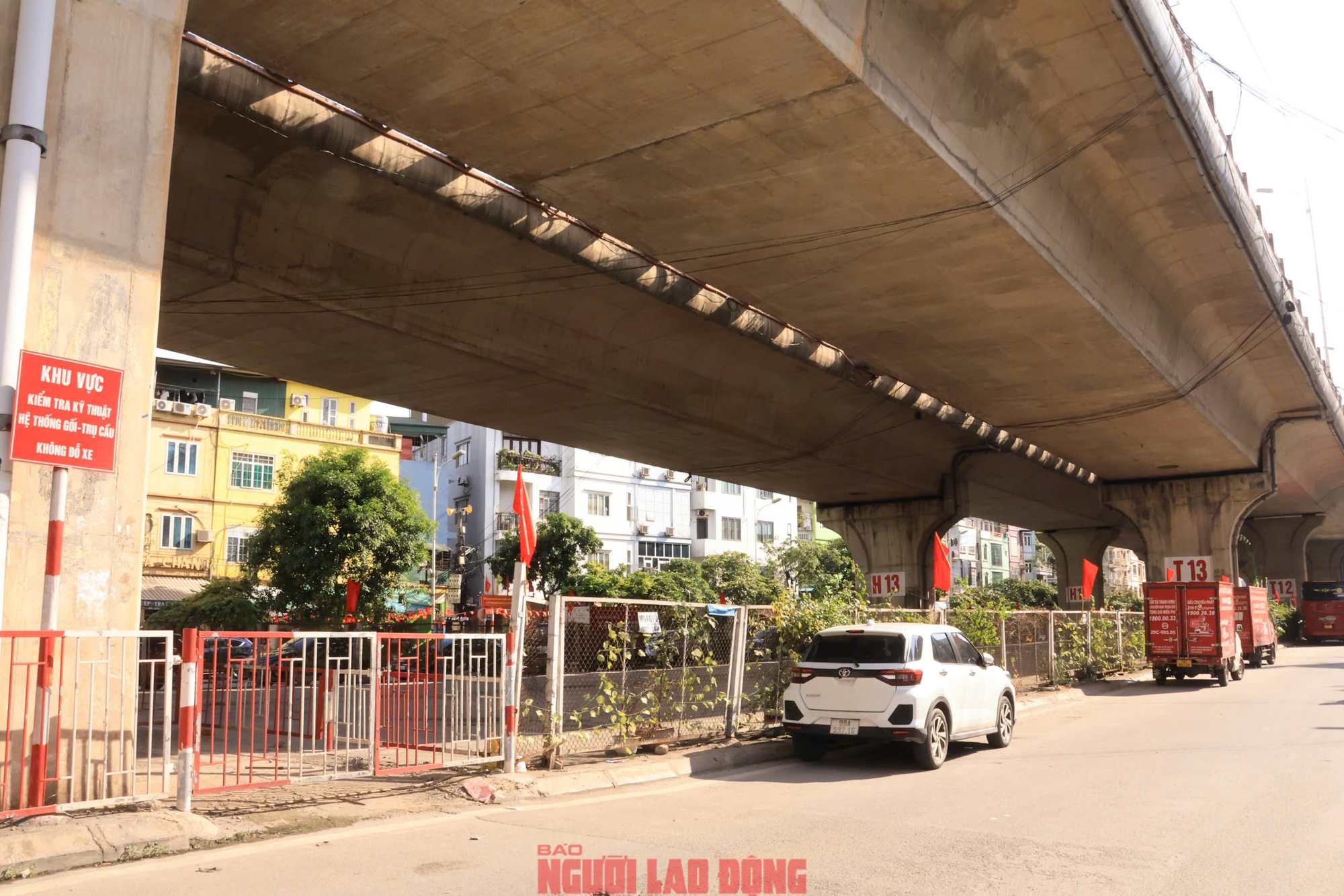 VIDEO: Toàn bộ các bãi giữ xe ô tô, xe máy dưới gầm cầu cạn ở Hà Nội đã ngừng hoạt động- Ảnh 8.