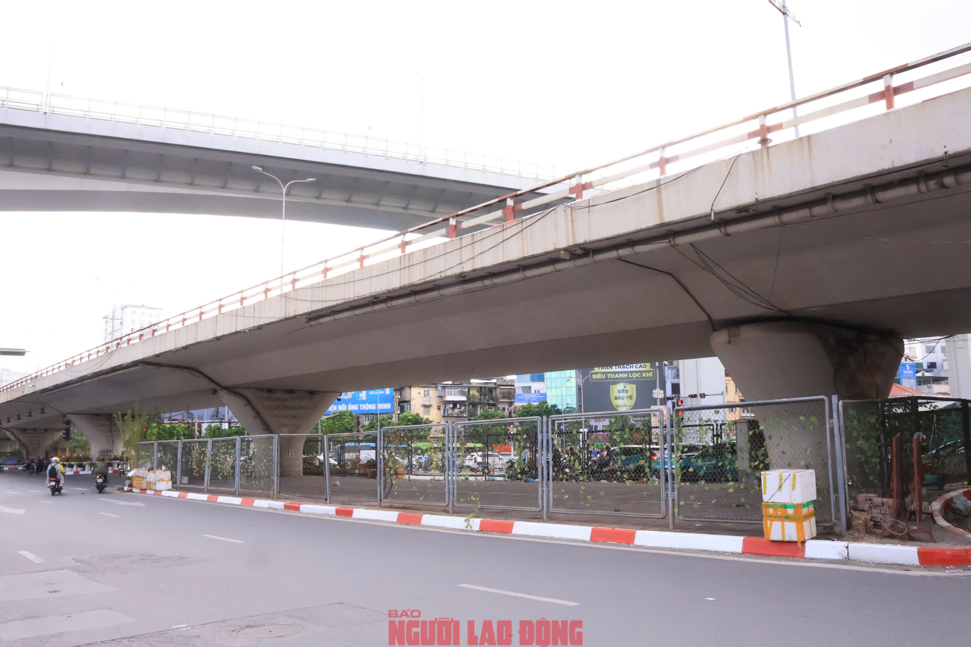 VIDEO: Toàn bộ các bãi giữ xe ô tô, xe máy dưới gầm cầu cạn ở Hà Nội đã ngừng hoạt động- Ảnh 10.