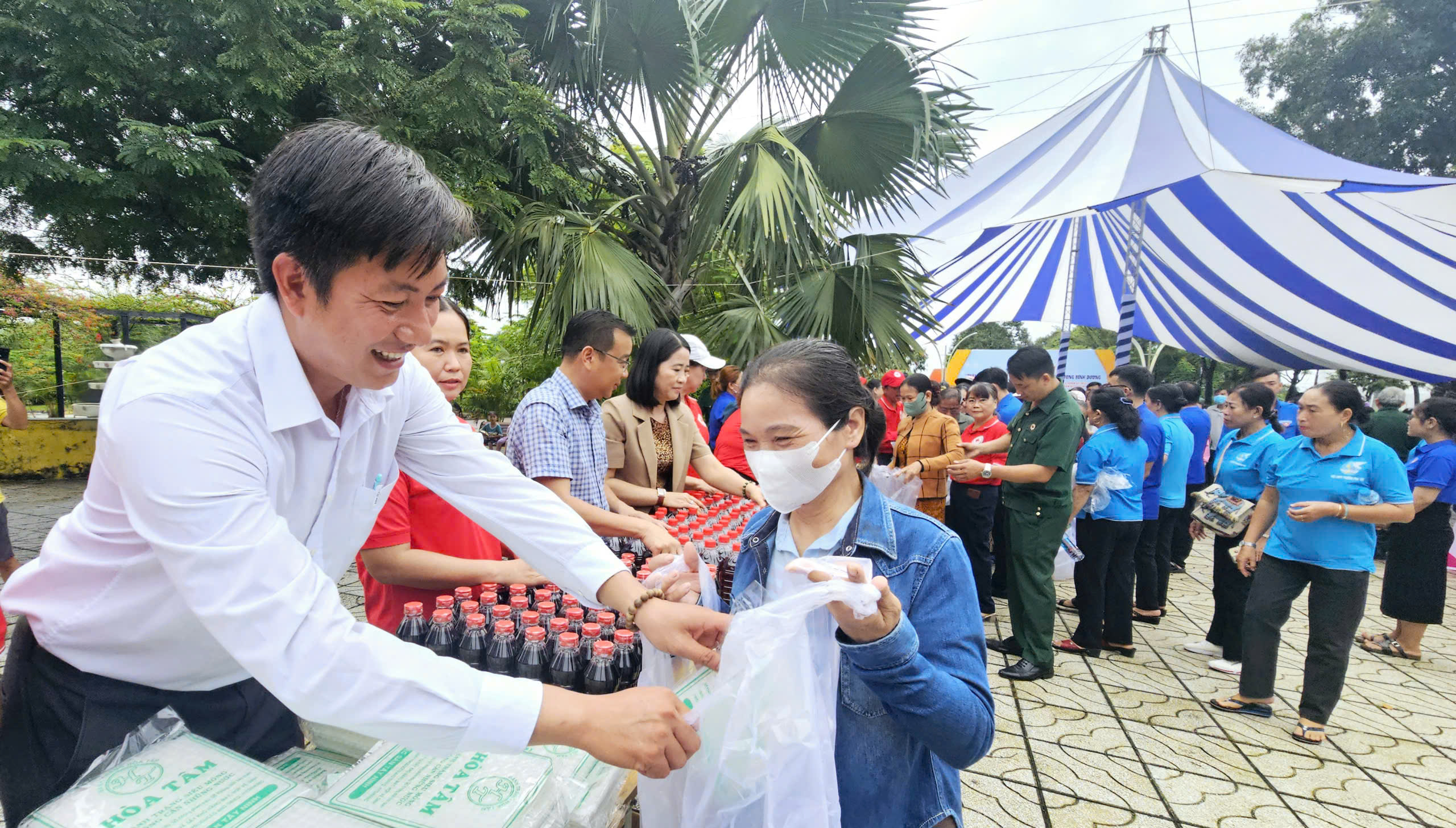 Người nghèo Bình Dương nhận quà Trong Ngày hội văn minh - hiện đại - nghĩa tình - Ảnh 5.