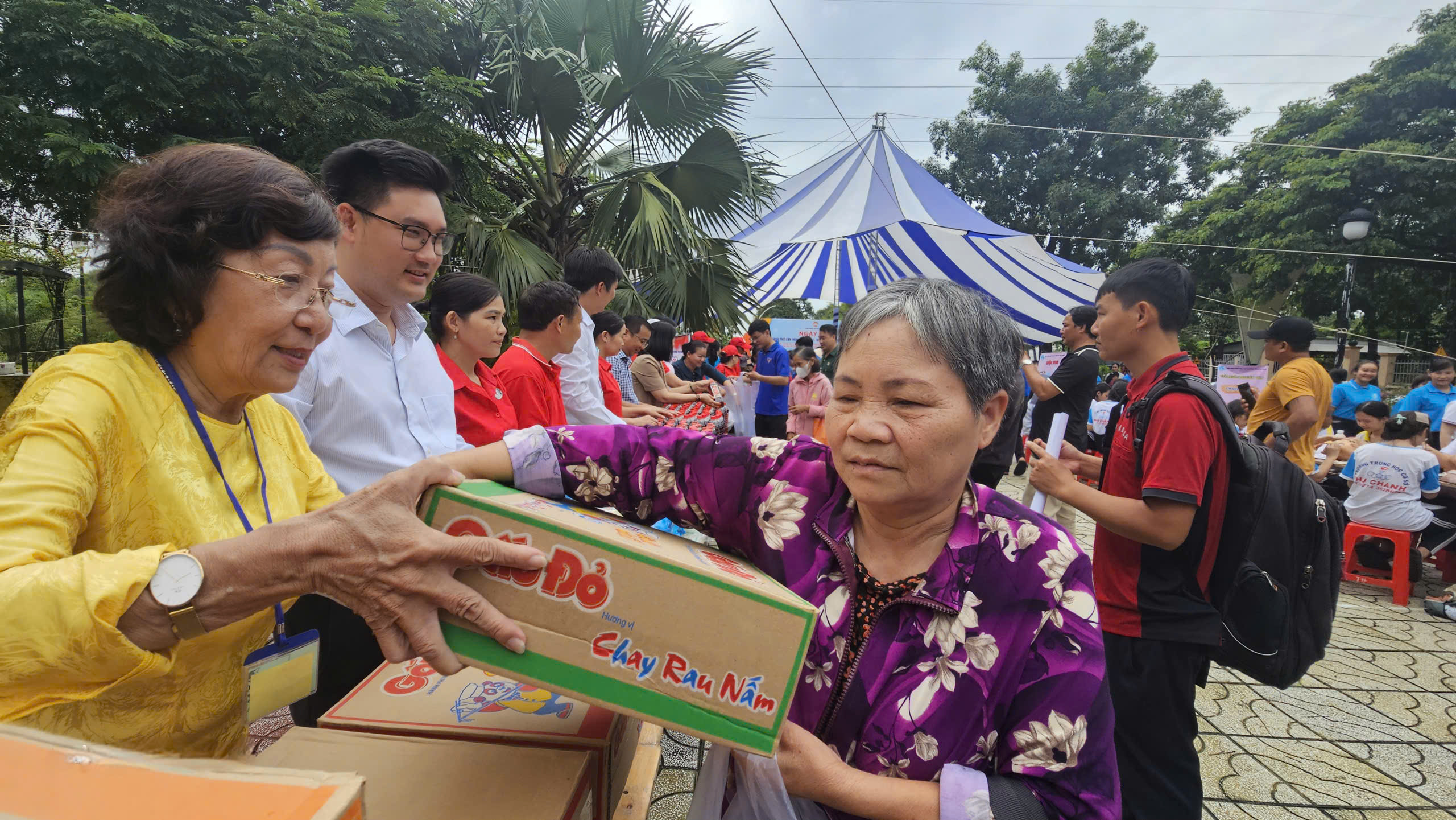 Người nghèo Bình Dương nhận quà Trong Ngày hội văn minh - hiện đại - nghĩa tình - Ảnh 7.