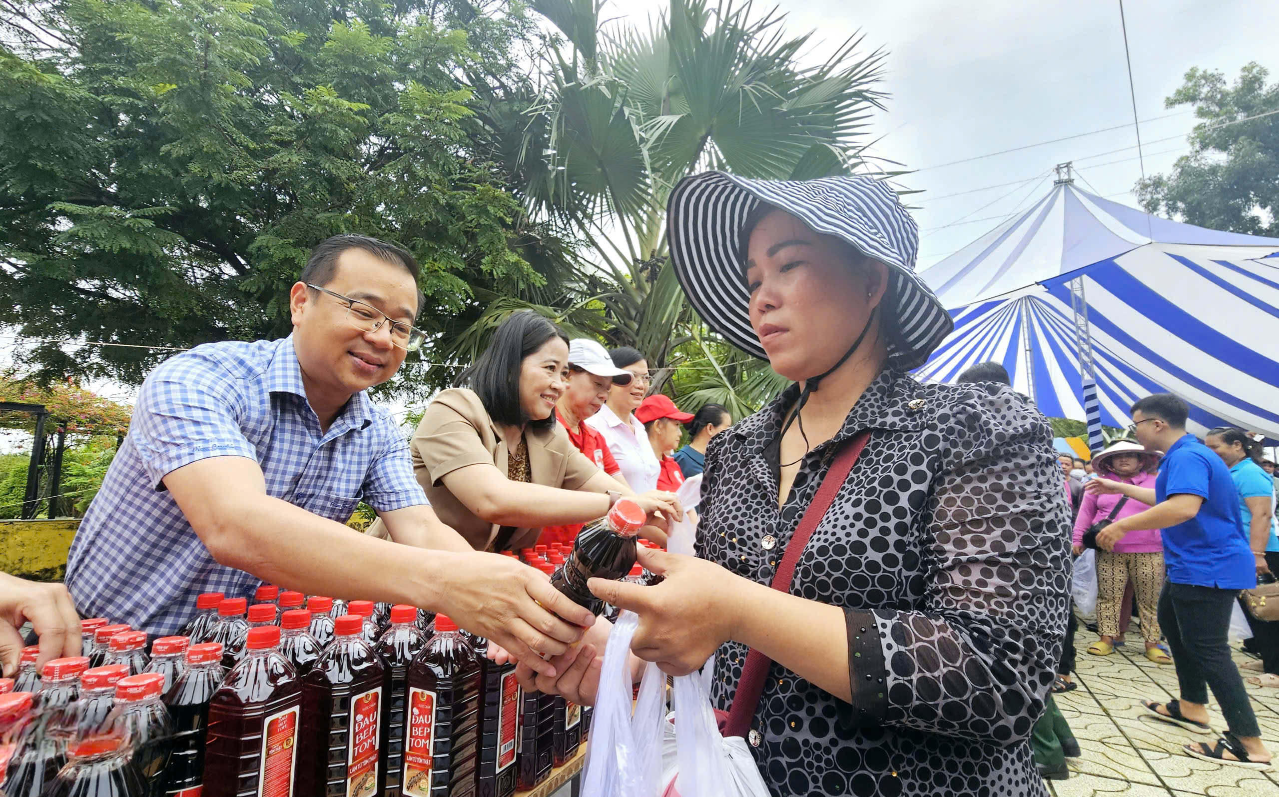 Người nghèo Bình Dương nhận quà Trong Ngày hội văn minh - hiện đại - nghĩa tình - Ảnh 4.