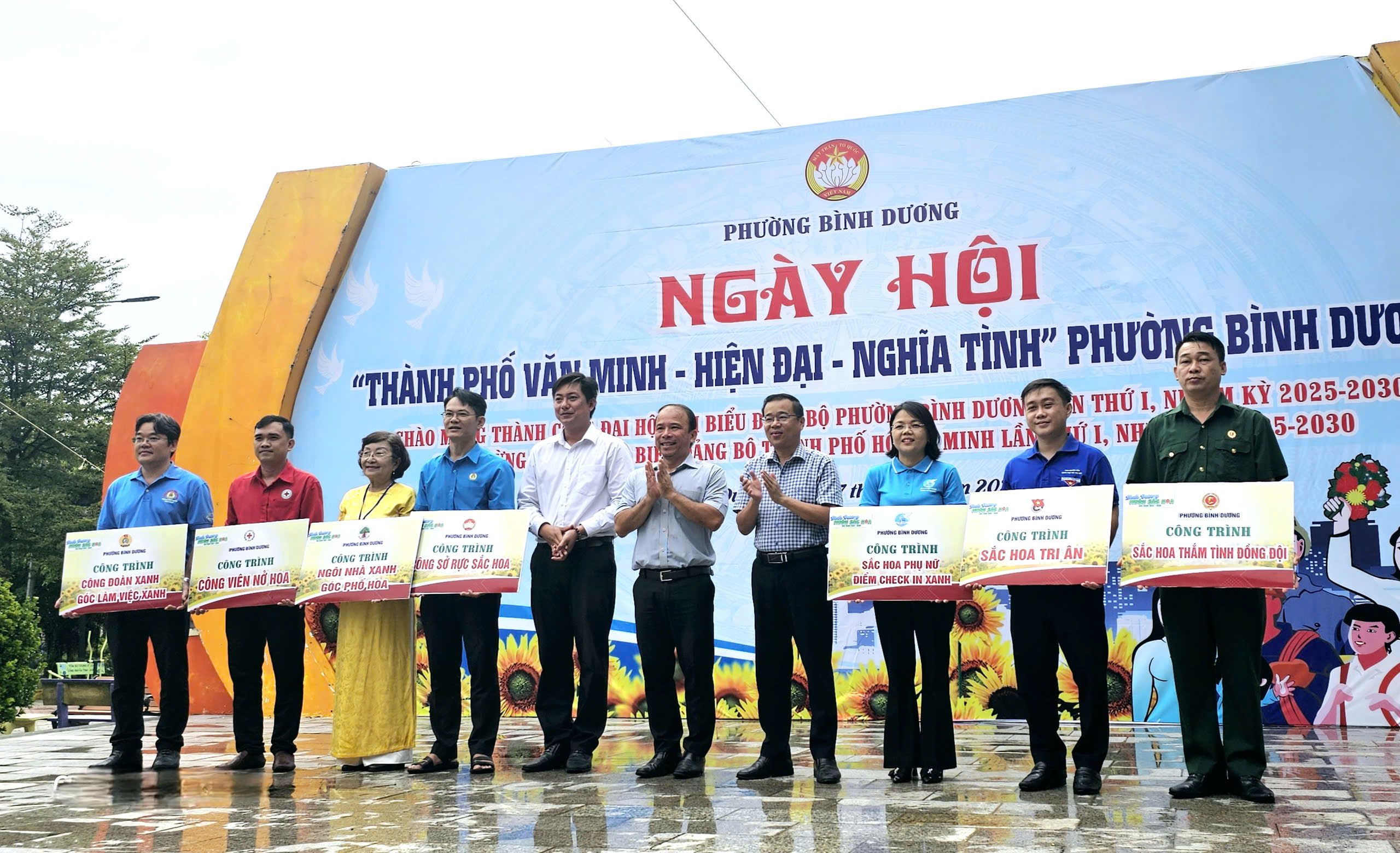 Người nghèo Bình Dương nhận quà Trong Ngày hội văn minh - hiện đại - nghĩa tình - Ảnh 1.