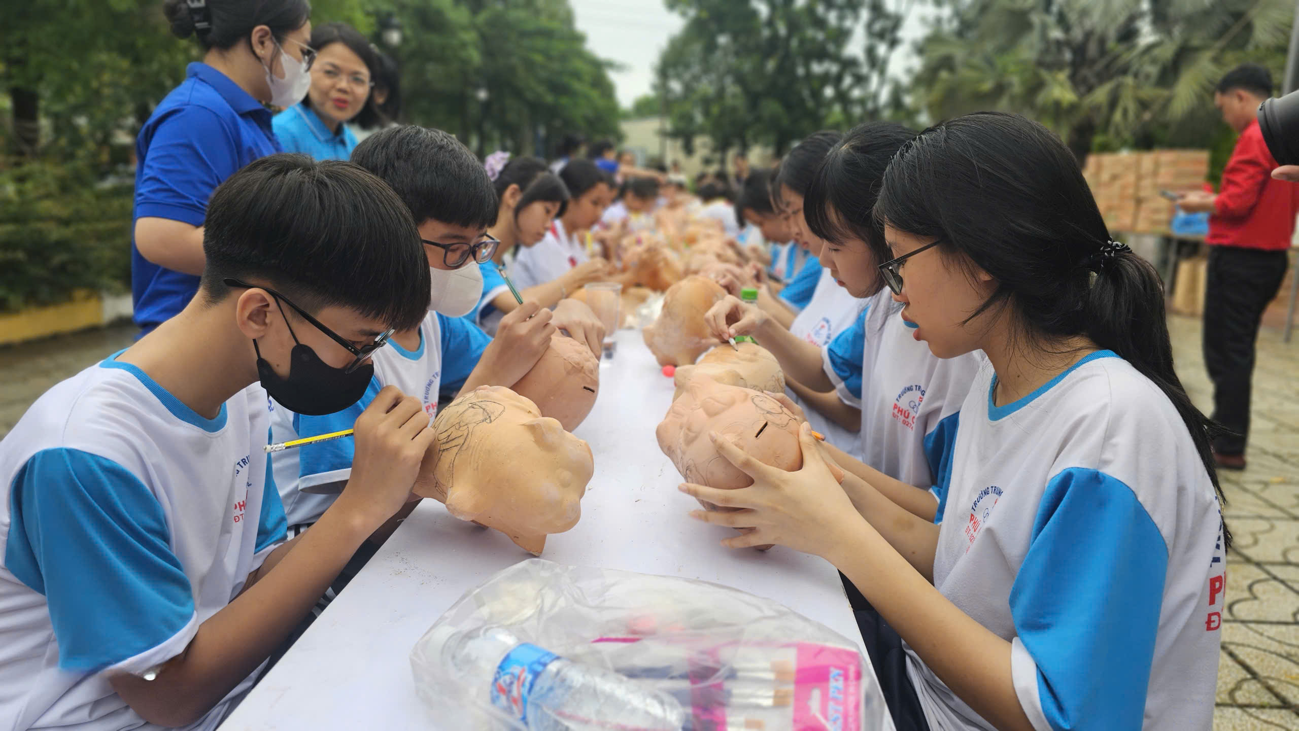 Người nghèo Bình Dương nhận quà Trong Ngày hội văn minh - hiện đại - nghĩa tình - Ảnh 3.