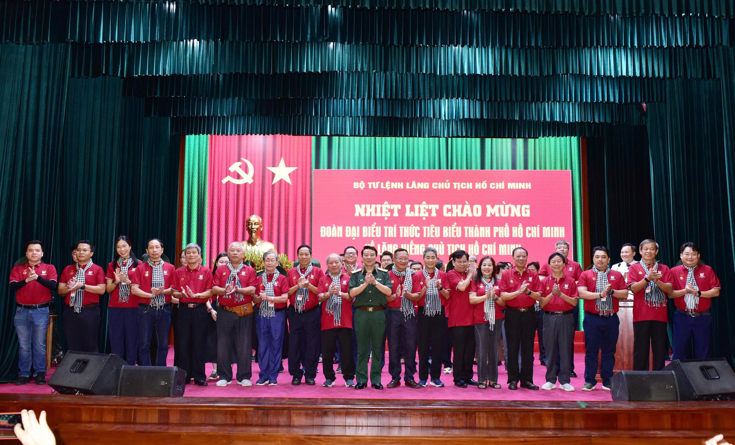 Giây phút xúc động của đoàn trí thức TP HCM trong chuyến về nguồn - Ảnh 7.