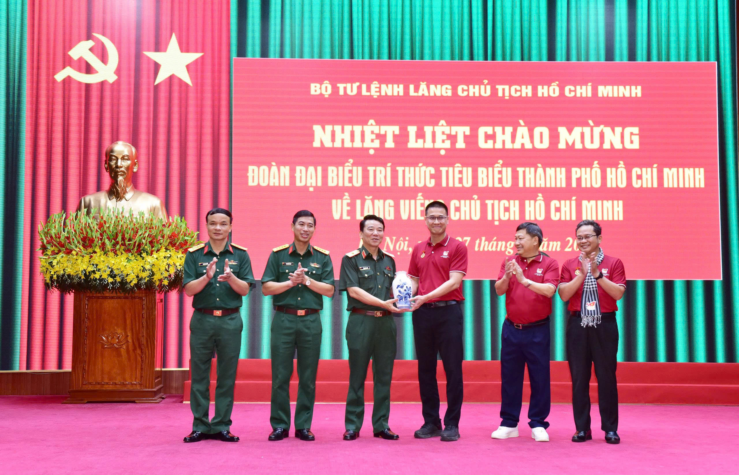 Giây phút xúc động của đoàn trí thức TP HCM trong chuyến về nguồn - Ảnh 5.