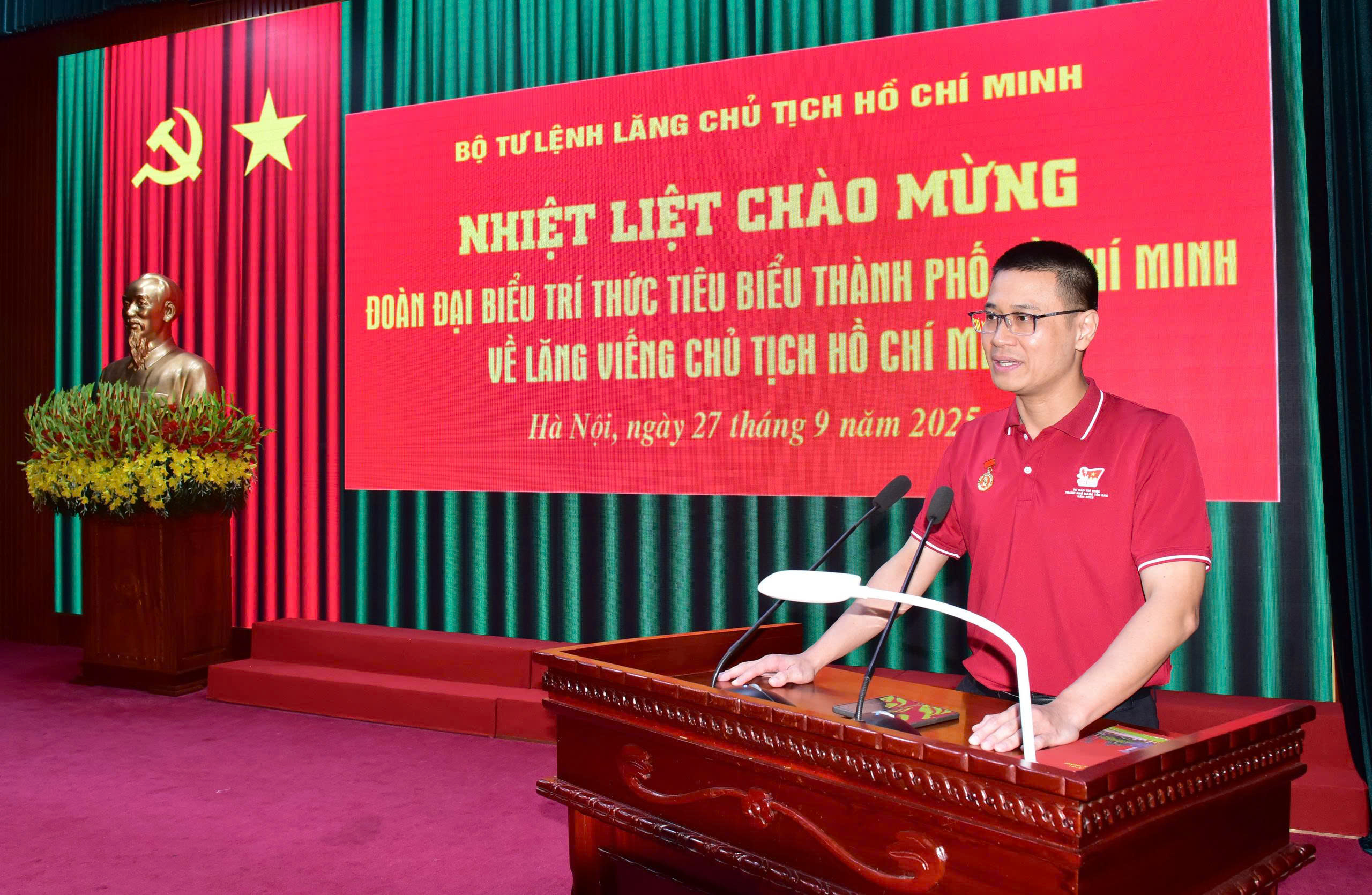 Giây phút xúc động của đoàn trí thức TP HCM trong chuyến về nguồn - Ảnh 2.