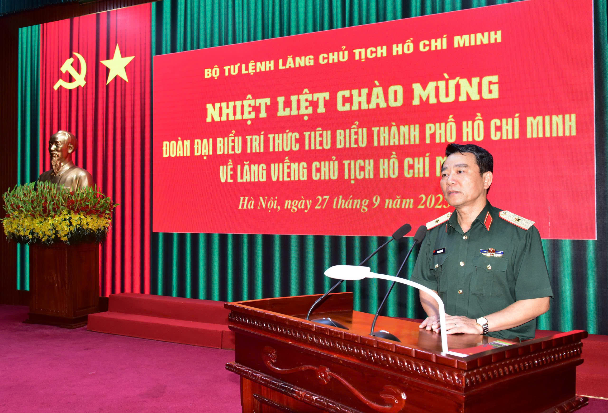 Giây phút xúc động của đoàn trí thức TP HCM trong chuyến về nguồn - Ảnh 1.