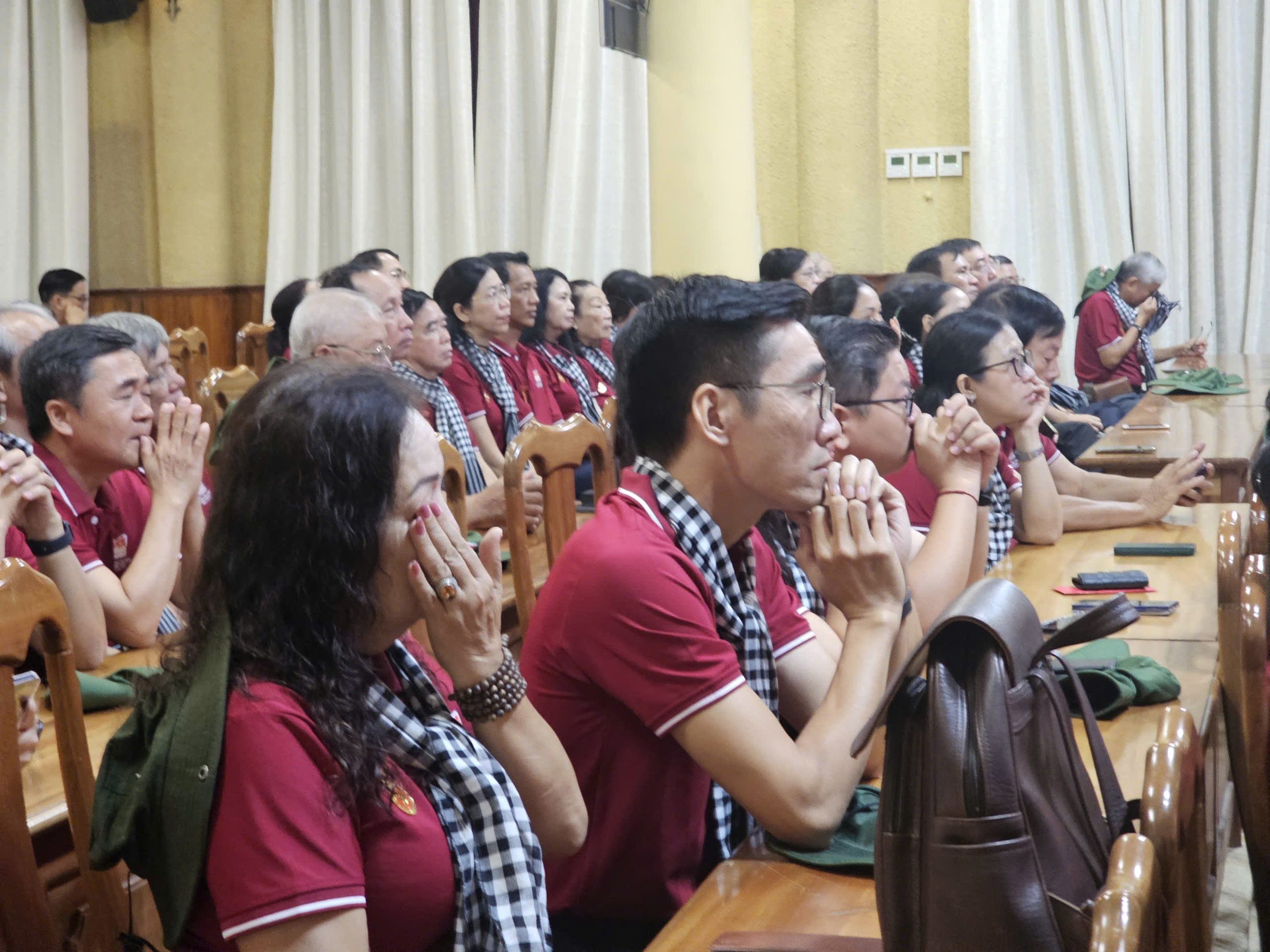 Giây phút xúc động của đoàn trí thức TP HCM trong chuyến về nguồn - Ảnh 4.