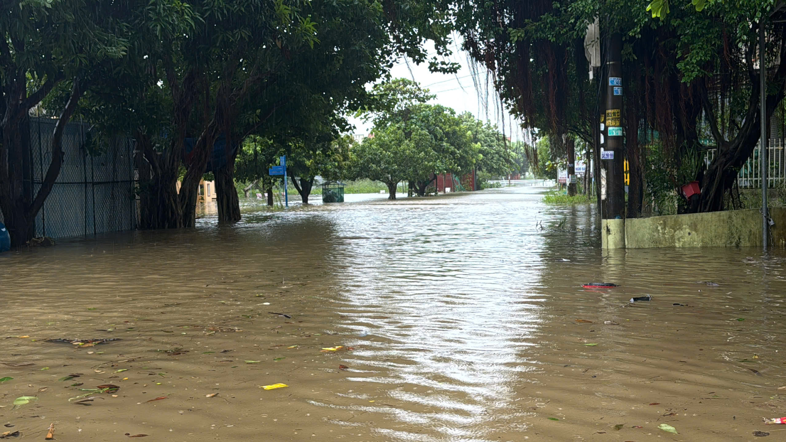 Nước dâng ngập nhà ở Quảng Trị: Người dân khẩn trương kê cao tài sản tránh lũ - Ảnh 1.