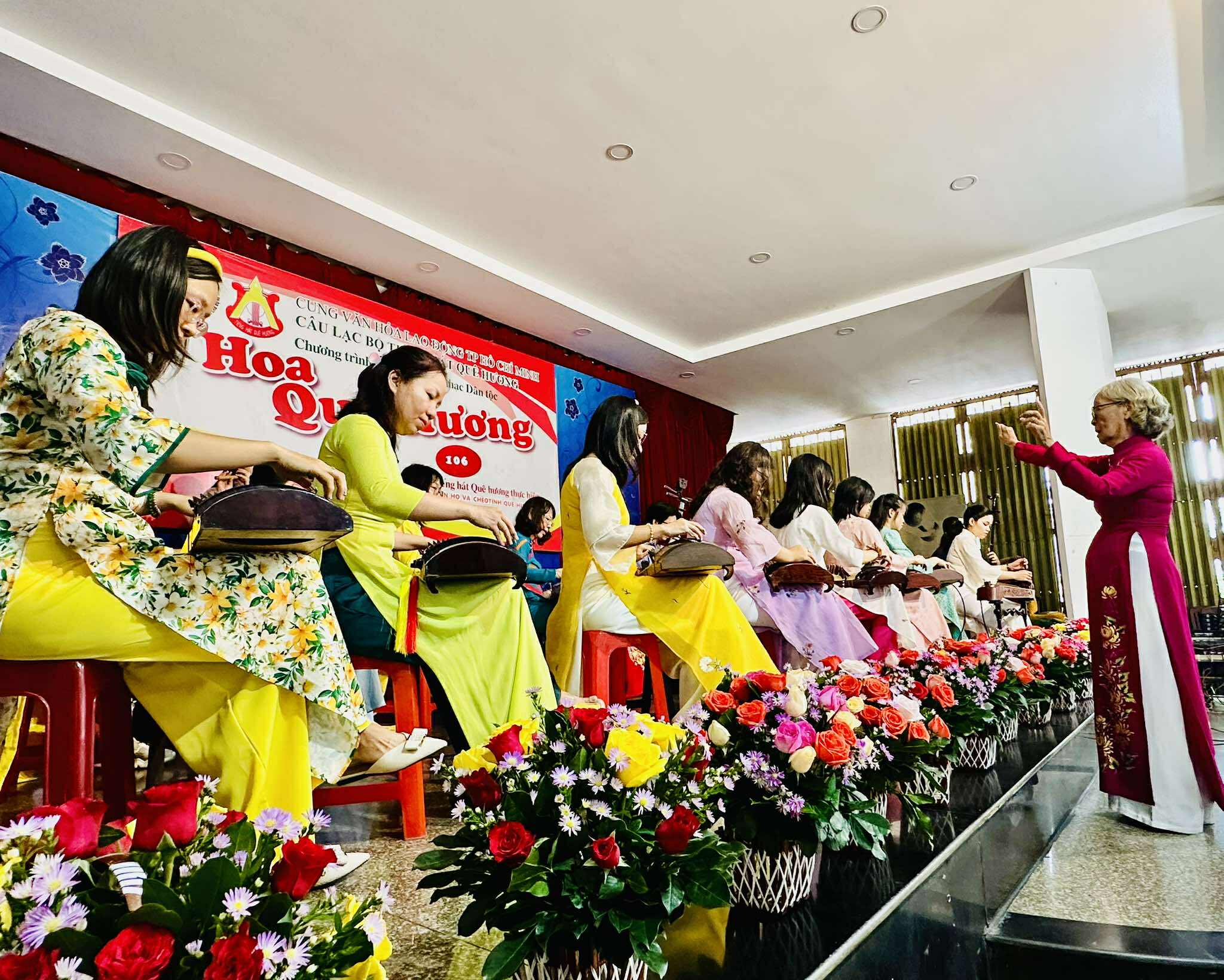 Merituoasa profesoară Pham Thuy Hoan este dedicată menținerii programului „Florile Patriei” - Fotografia 2. Nhà giáo ưu tú Phạm Thúy Hoan tâm huyết giữ vững chương trình