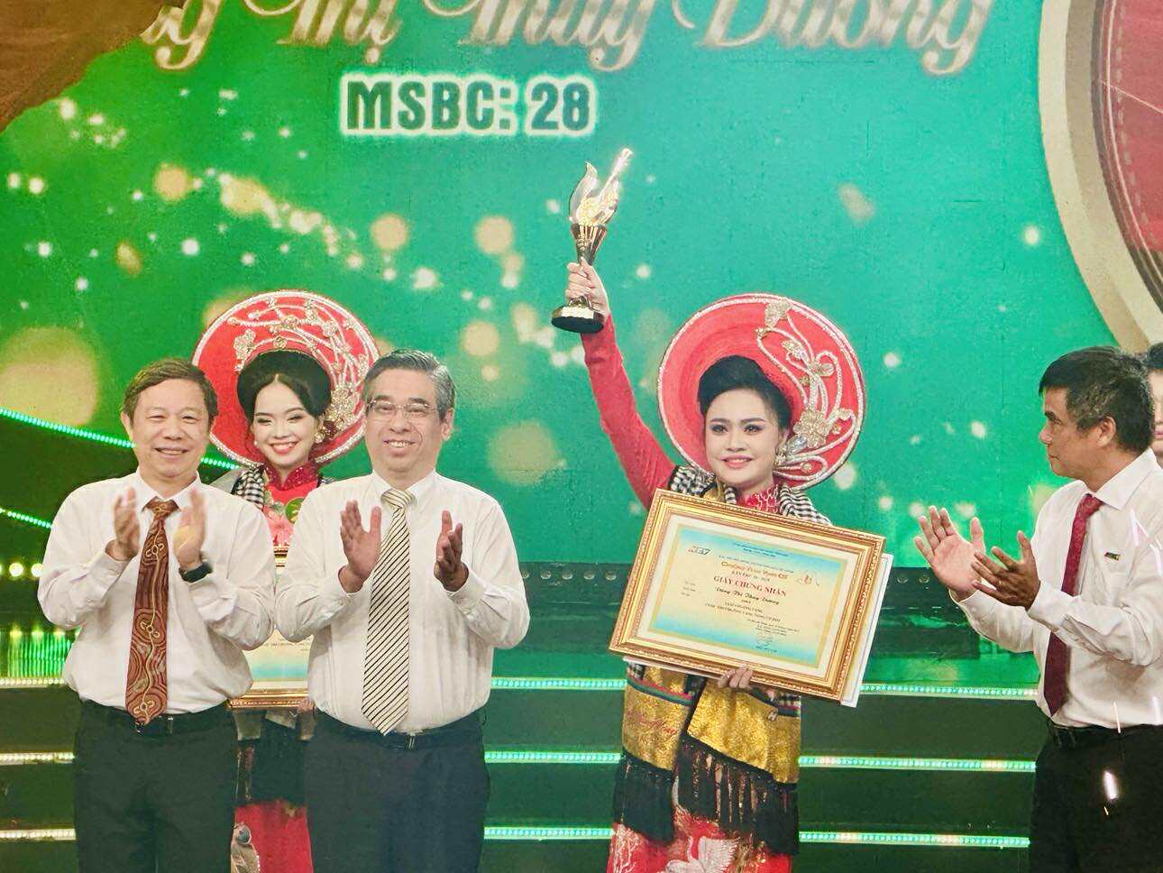 Đặng Thị Thùy Dương đoạt giải "Chuông vàng vọng cổ" lần thứ 20 -2025- Ảnh 2.