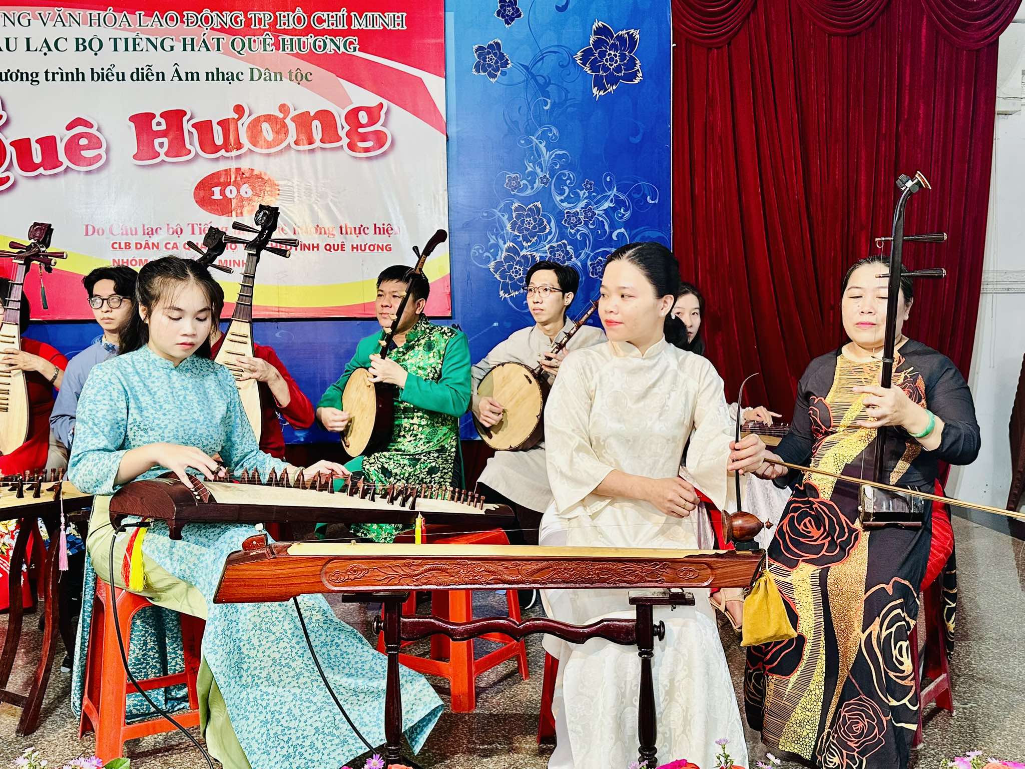 Merituoasa profesoară Pham Thuy Hoan este dedicată menținerii programului „Florile Patriei” - Fotografia 4. Nhà giáo ưu tú Phạm Thúy Hoan tâm huyết giữ vững chương trình