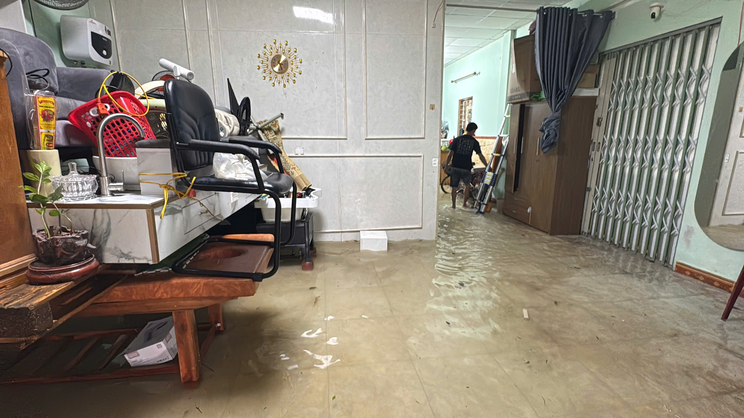 Nước dâng ngập nhà ở Quảng Trị: Người dân khẩn trương kê cao tài sản tránh lũ - Ảnh 3.
