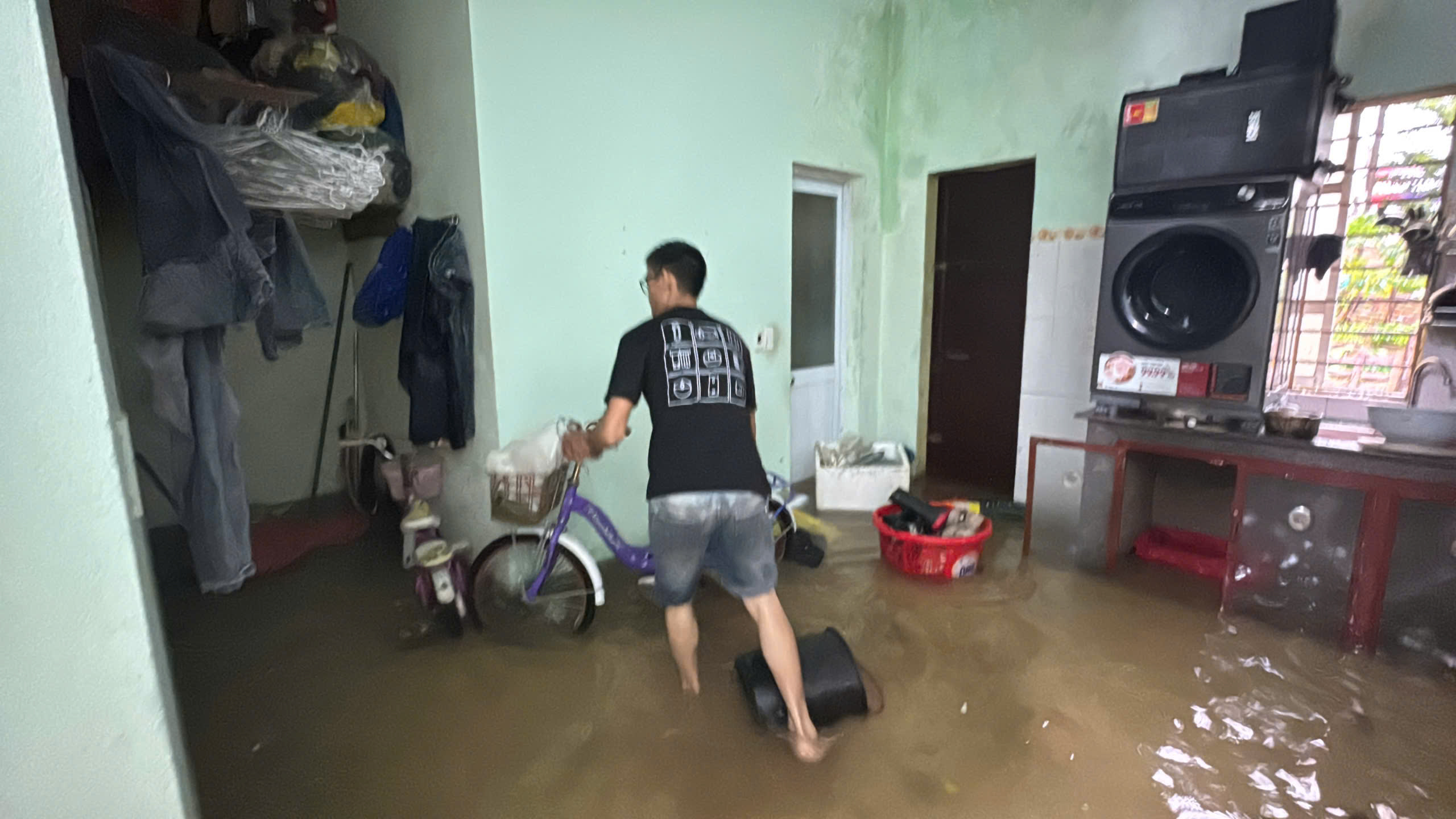 Nước dâng ngập nhà ở Quảng Trị: Người dân khẩn trương kê cao tài sản tránh lũ - Ảnh 4.