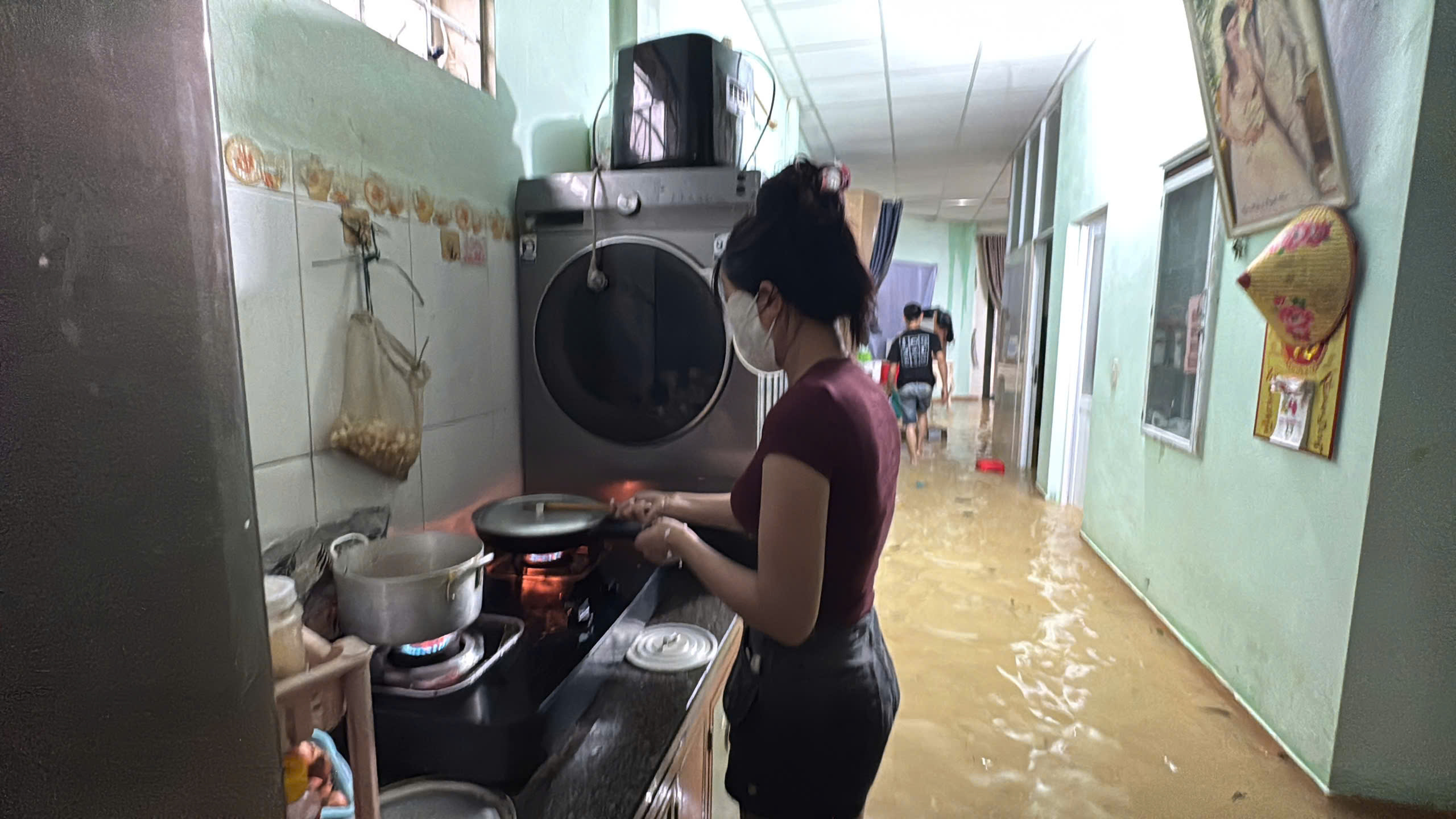 Nước dâng ngập nhà ở Quảng Trị: Người dân khẩn trương kê cao tài sản tránh lũ - Ảnh 5.