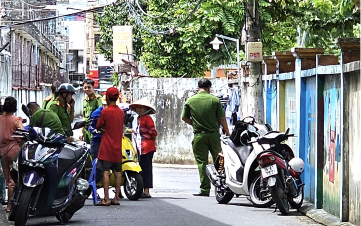 Ông cụ lượm ve chai phát hiện bé gái sơ sinh bị bỏ rơi ở TPHCM - Ảnh 1.