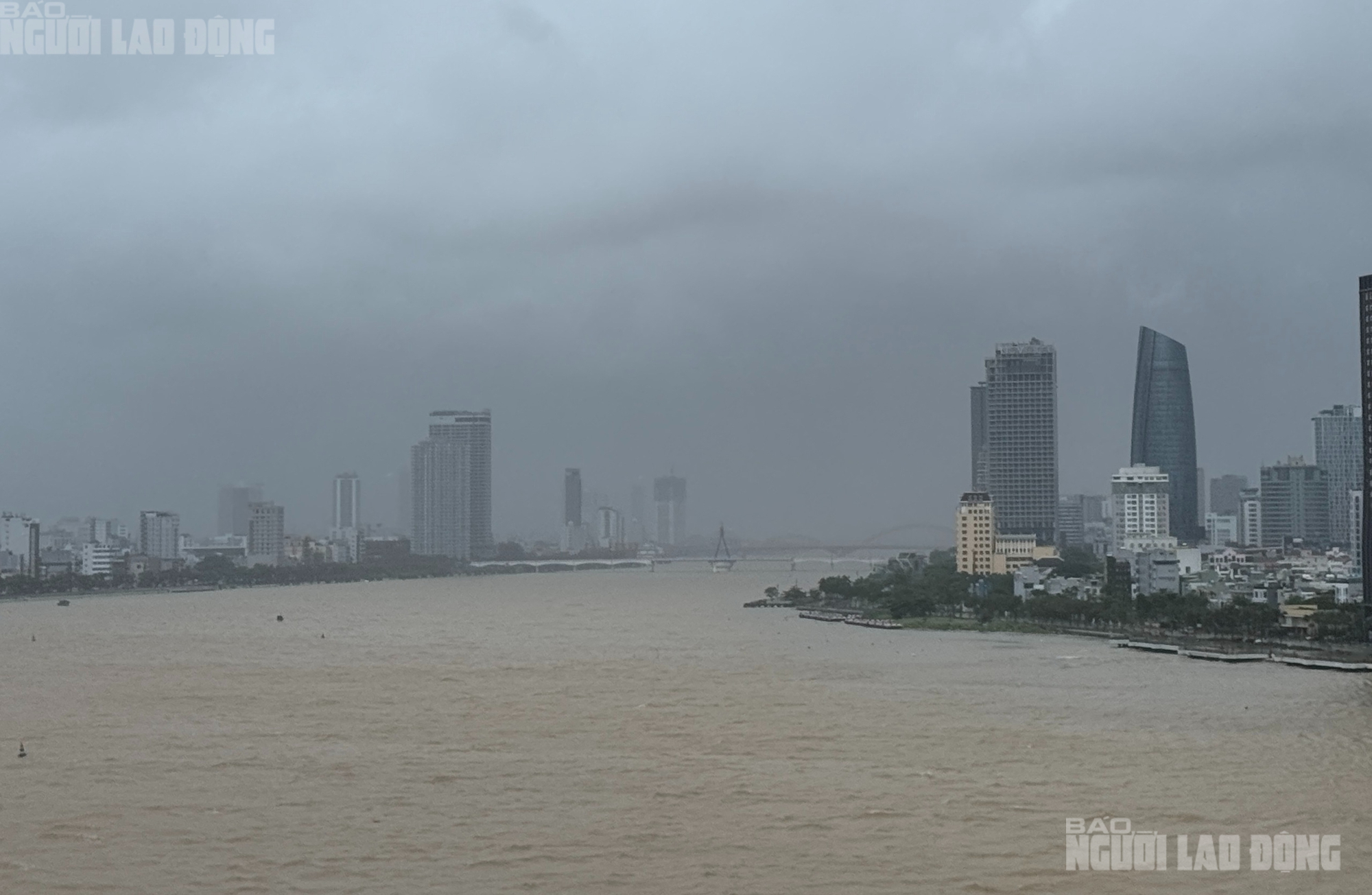 Đà Nẵng mưa lớn do bão số 10 Bualoi , gió rít nhẹ ảnh hưởng đến thành phố - Ảnh 3.