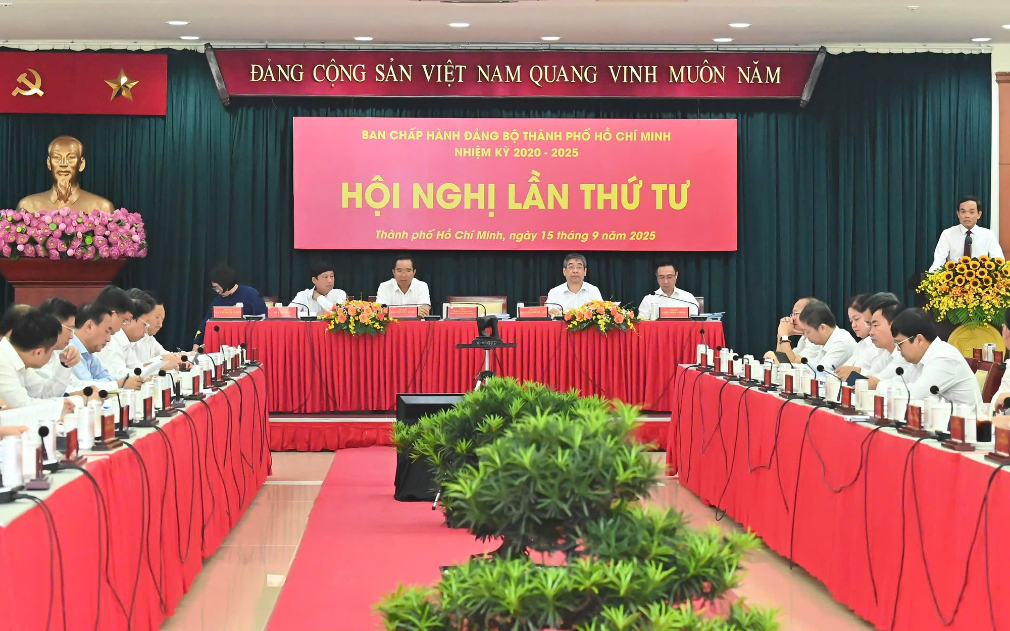 Đại hội Đảng bộ TP HCM lần thứ I không sử dụng tài liệu giấy - Ảnh 2.