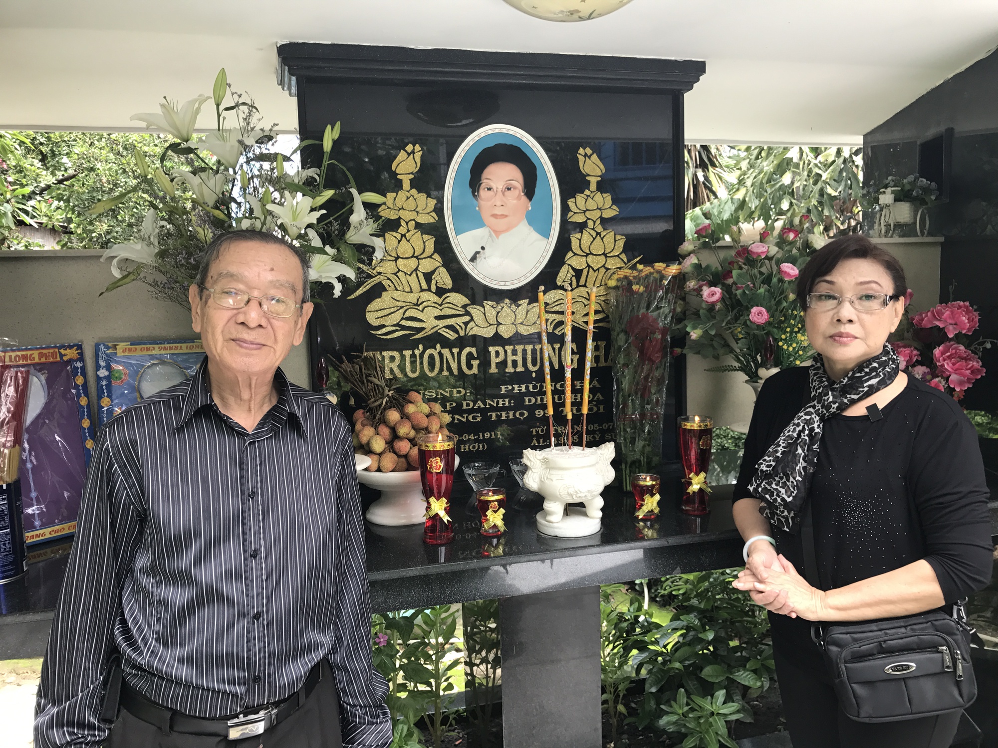 Gia đình NSND Đinh Bằng Phi Trao tặng nguồn tư liệu quý cho Nhà hát Nghệ thuật Hát bội TP HCM - Ảnh 1.
