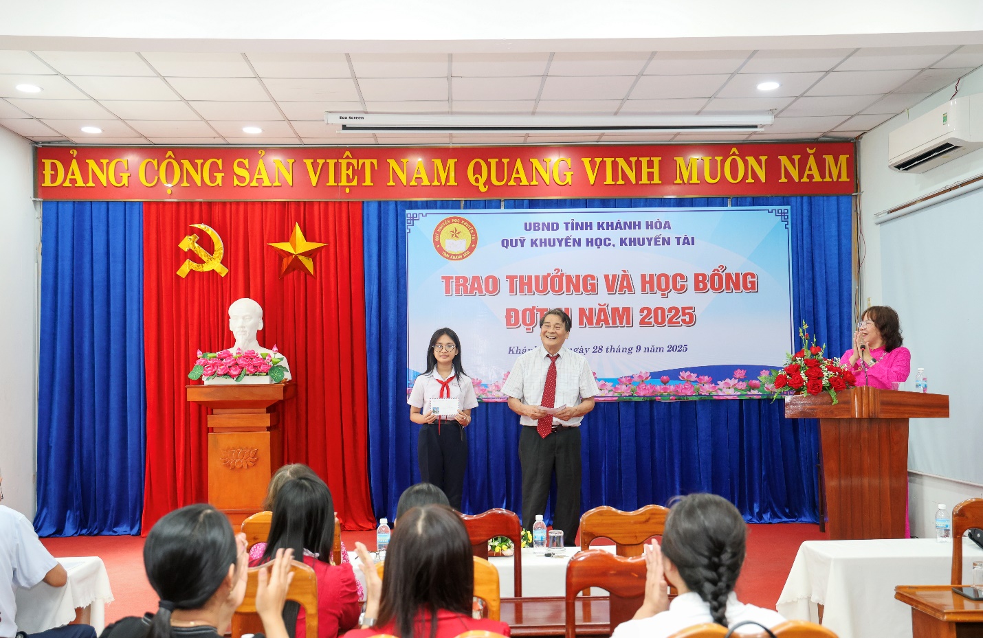 Yến sào Khánh Hòa đồng hành cùng Quỹ Khuyến học, Khuyến tài Khánh Hòa- Ảnh 1.
