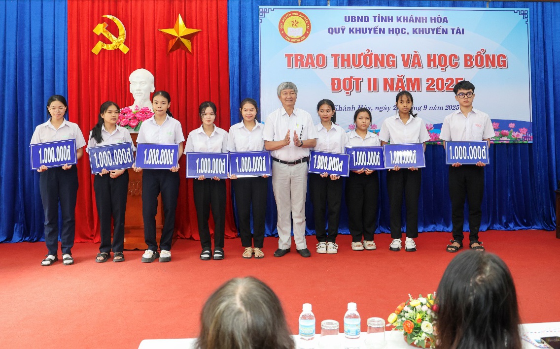 Công ty Yến Sào Khánh Hòa ủng hộ 200 triệu đồng cho đồng bào bị thiệt hại do bão lũ - Ảnh 3.