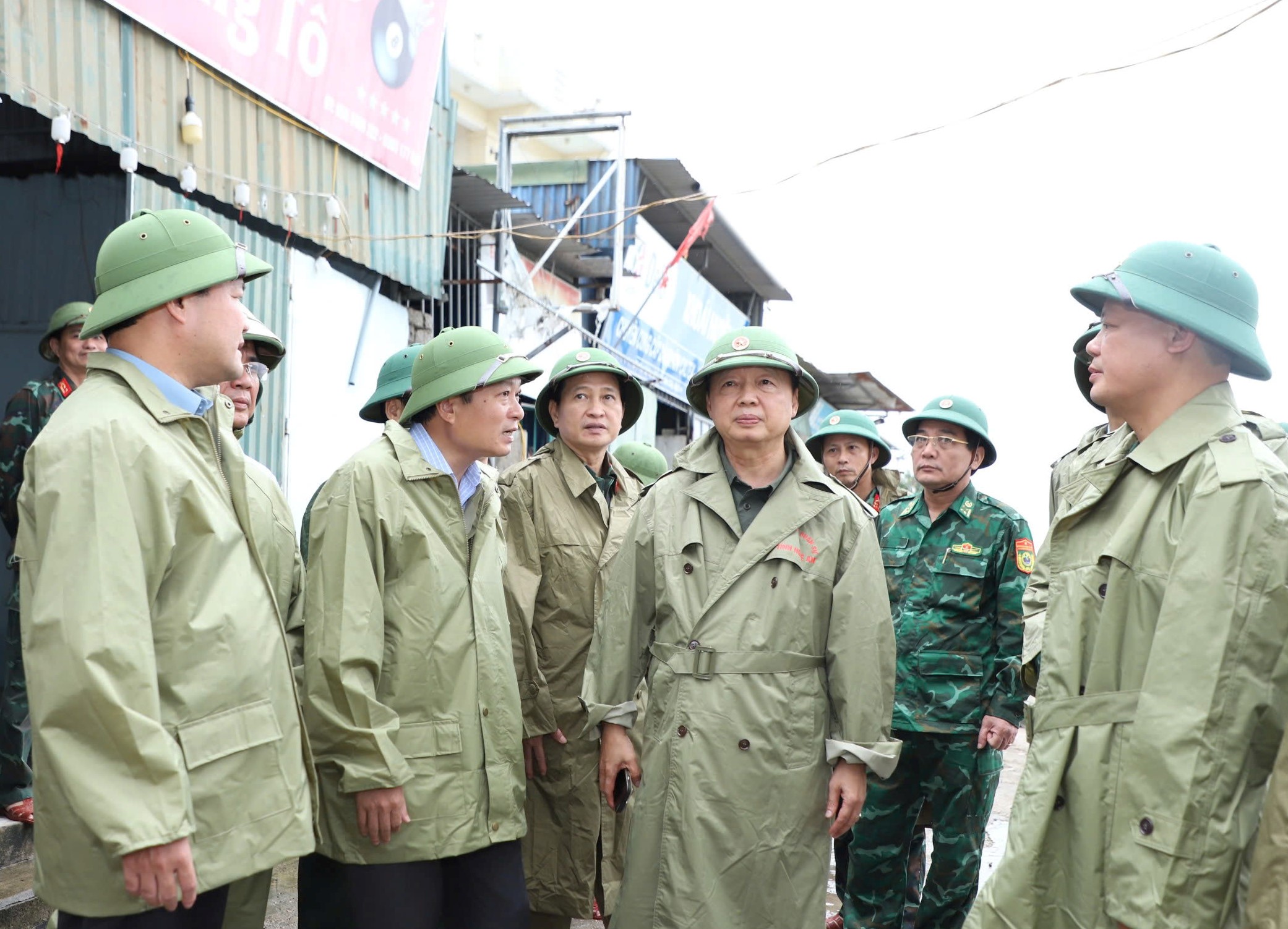 Phó Thủ tướng Trần Hồng Hà kiểm tra công tác ứng phó bão số 10 Bualoi tại Nghệ An- Ảnh 1.