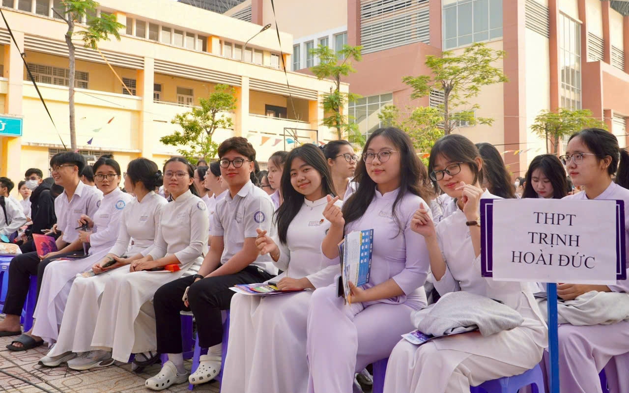 Sở GD-ĐT TP HCM nói về tình trạng những lớp học có sĩ số trên 50 học sinh  - Ảnh 2.