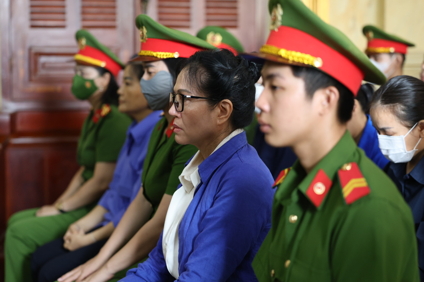 Gần 3 năm lũng đoạn thị trường vàng: Cựu Tổng giám đốc SJC lãnh 25 năm tù- Ảnh 1.