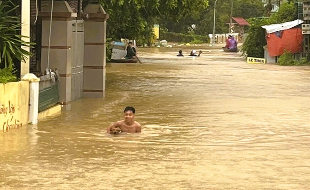 Nhà sập, nhiều nơi chìm trong "biển" nước khi bão số 10 Bualoi đổ bộ- Ảnh 16.
