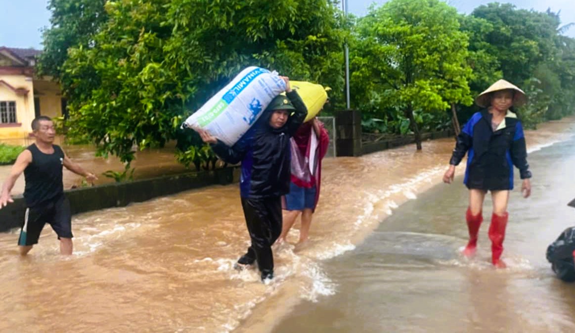Nhà sập, nhiều nơi chìm trong "biển" nước khi bão số 10 Bualoi đổ bộ- Ảnh 13.