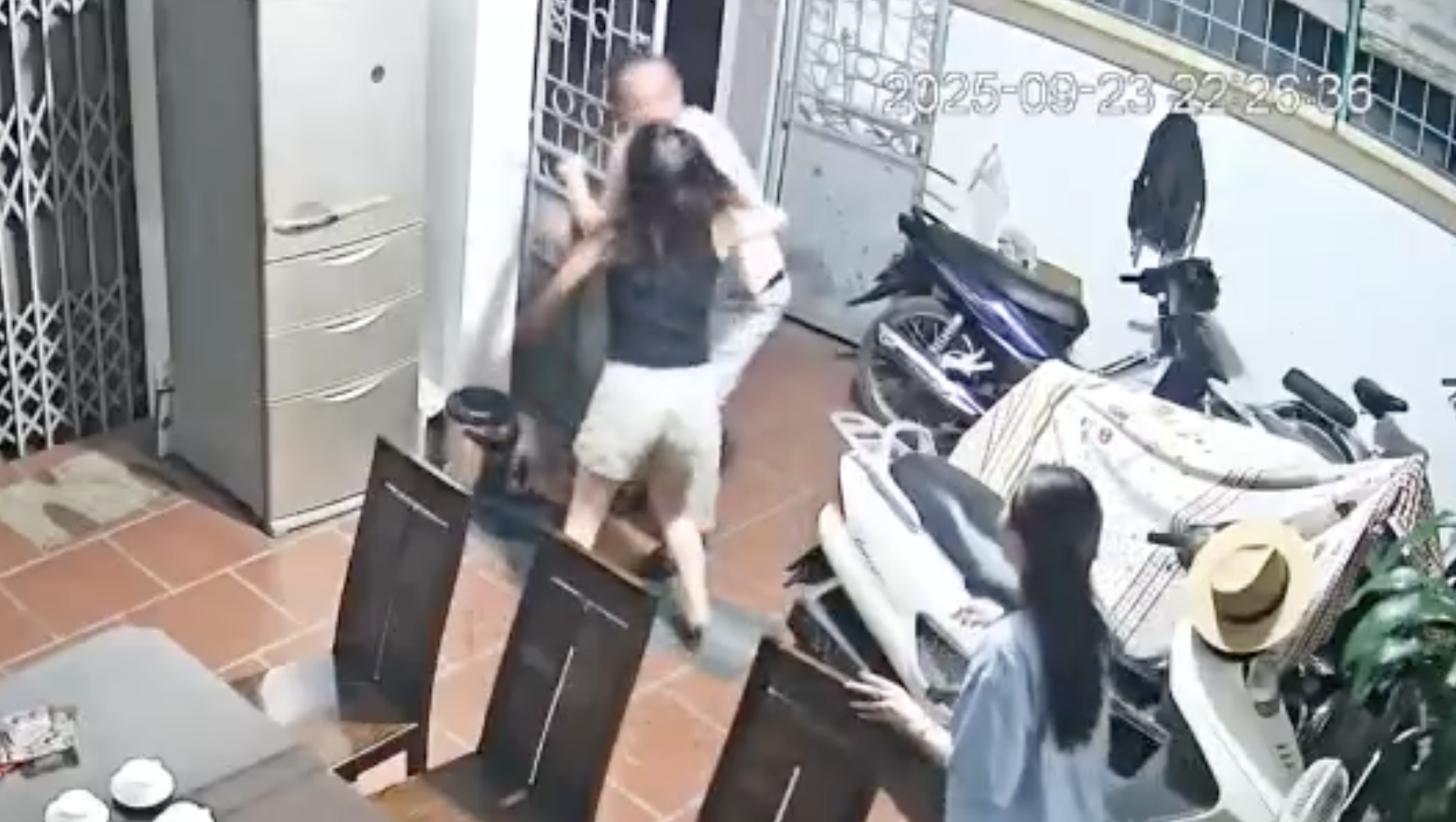 Người đàn ông bị tố phá cổng nhà hàng xóm, xông vào đánh phụ nữ- Ảnh 1.