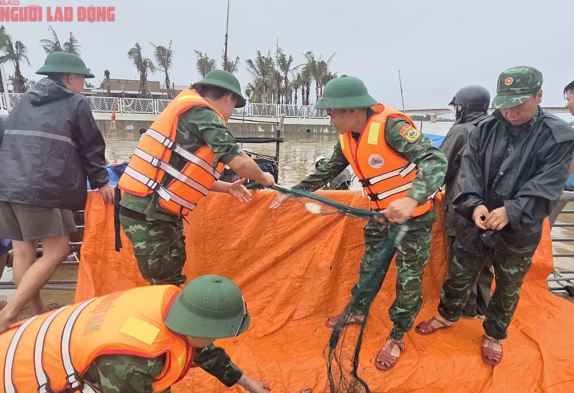 Tưởng bão số 10 đi qua, 13 ngư dân TP HCM trở lại tàu rồi gặp nạn - Ảnh 1.