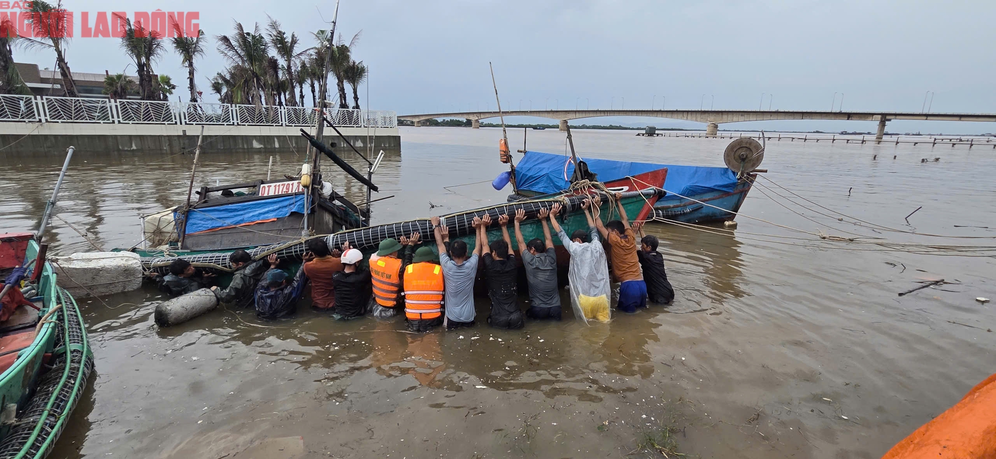 Tưởng bão số 10 đi qua, 13 ngư dân TP HCM trở lại tàu rồi gặp nạn - Ảnh 2.