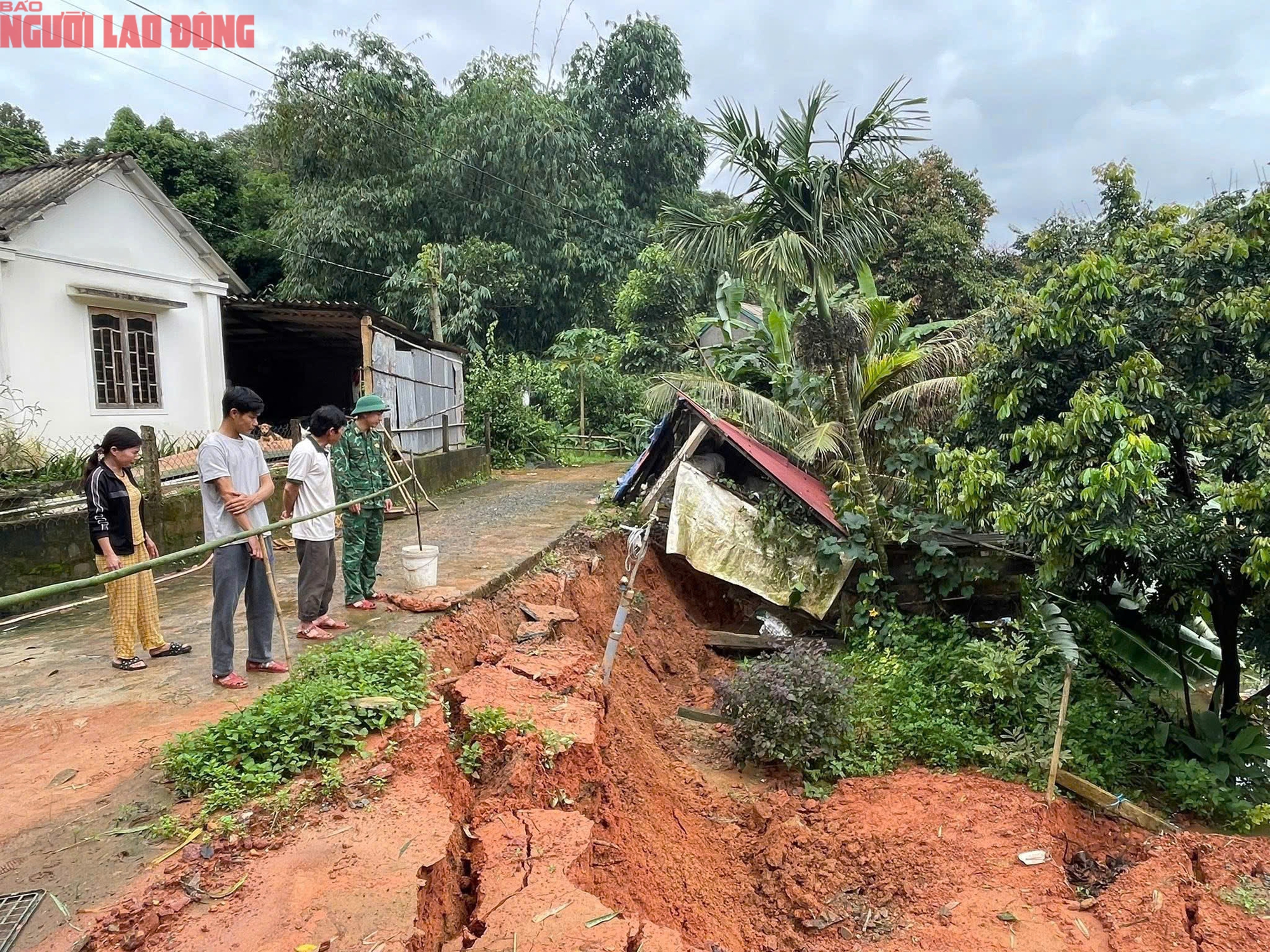Sạt lở đất nghiêm trọng trên đường Hồ Chí Minh nhánh Tây sau bão số 10 - Ảnh 6.