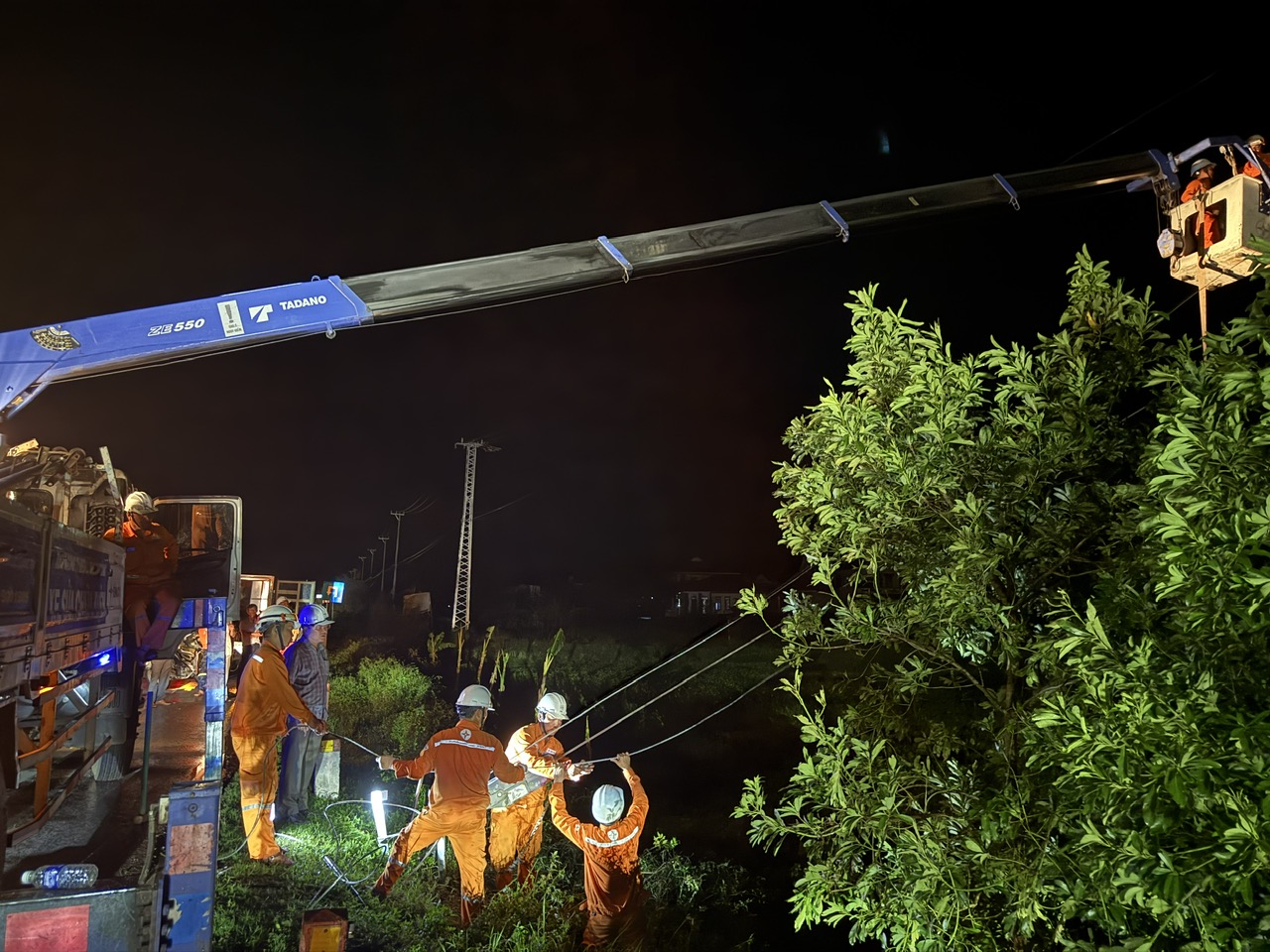 Bão số 10 ở Quảng Trị: Hơn 227.000 hộ mất điện, công nhân xuyên đêm khôi phục- Ảnh 6.