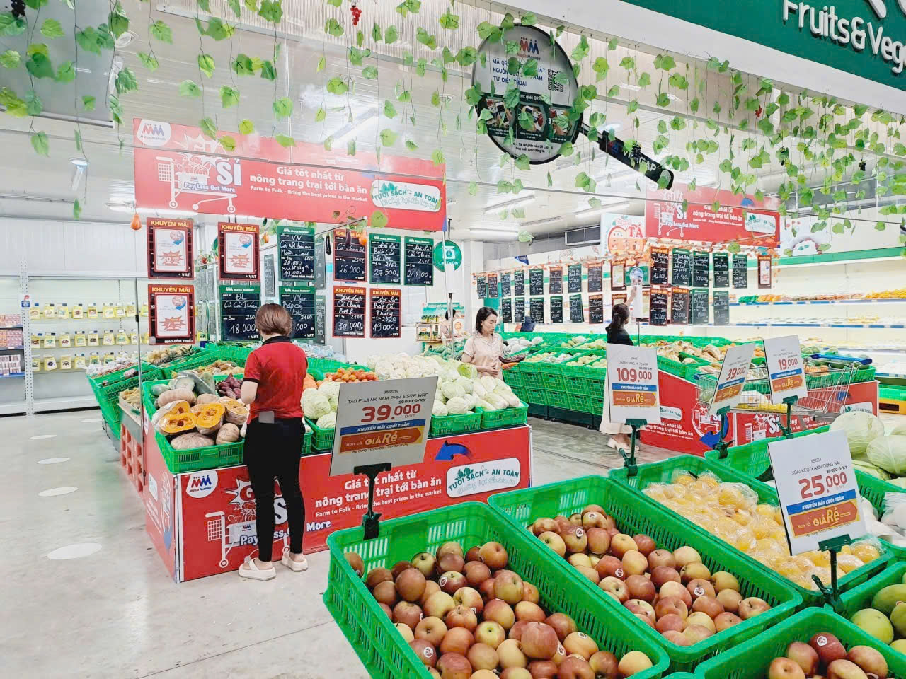 Giữa bão số 10, siêu thị tung gói bình ổn giá, giảm đến 33%- Ảnh 3.
