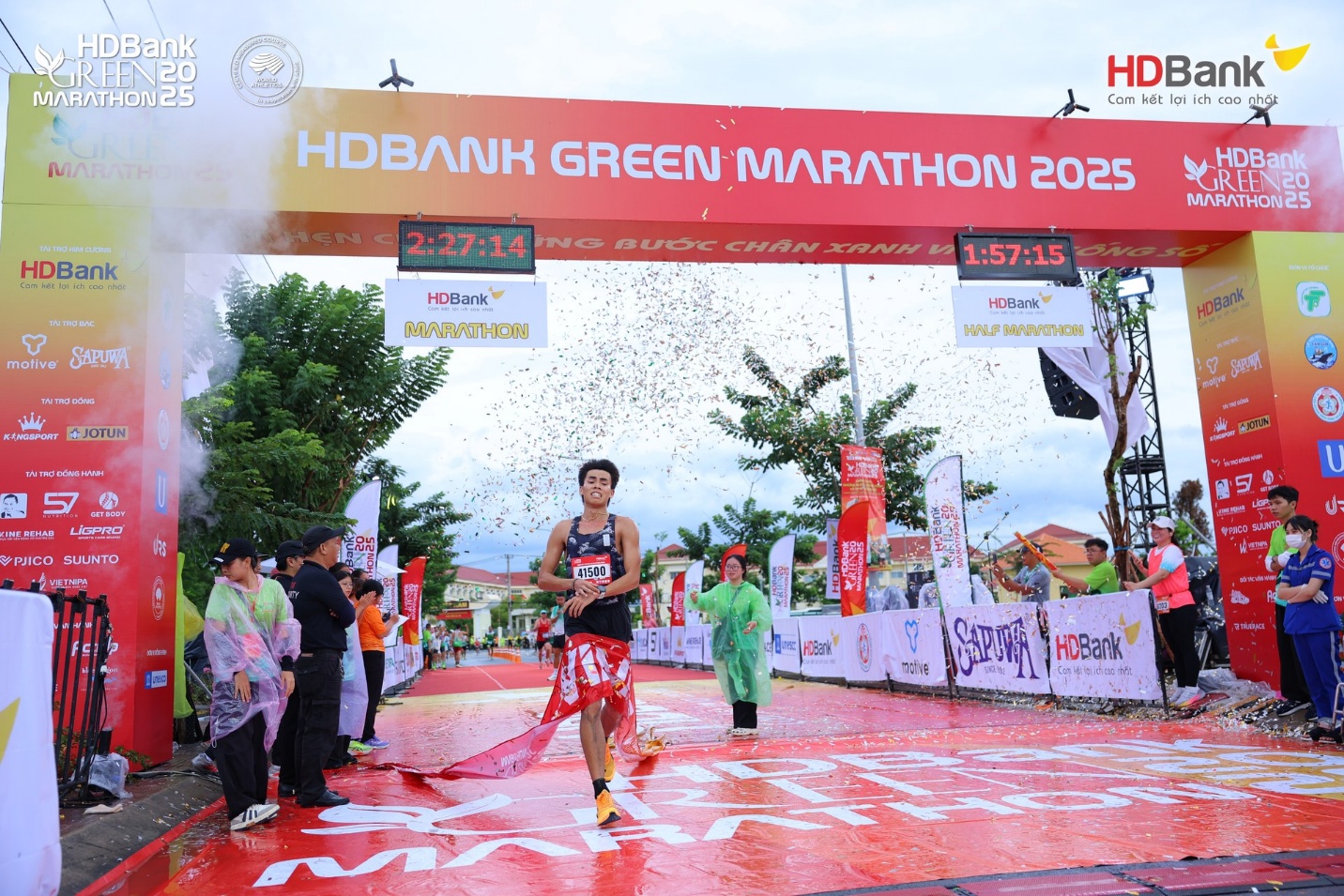 Huỳnh Anh Khôi vô địch, phá kỷ lục tại HDBank Green Marathon 2025- Ảnh 1.