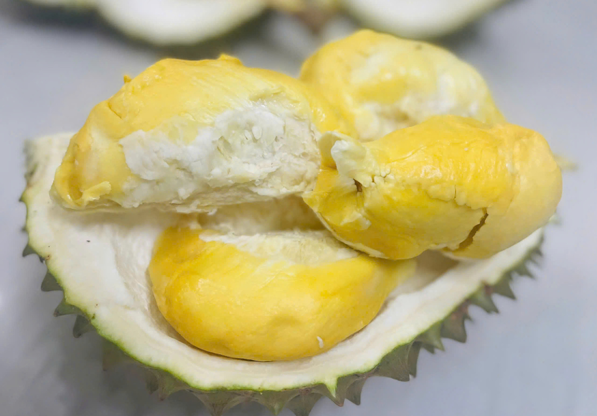 Lão nông miền Tây trồng sầu riêng lạ, giá 700.000 đồng/kg thu hút người tiêu dùng - Ảnh 2.