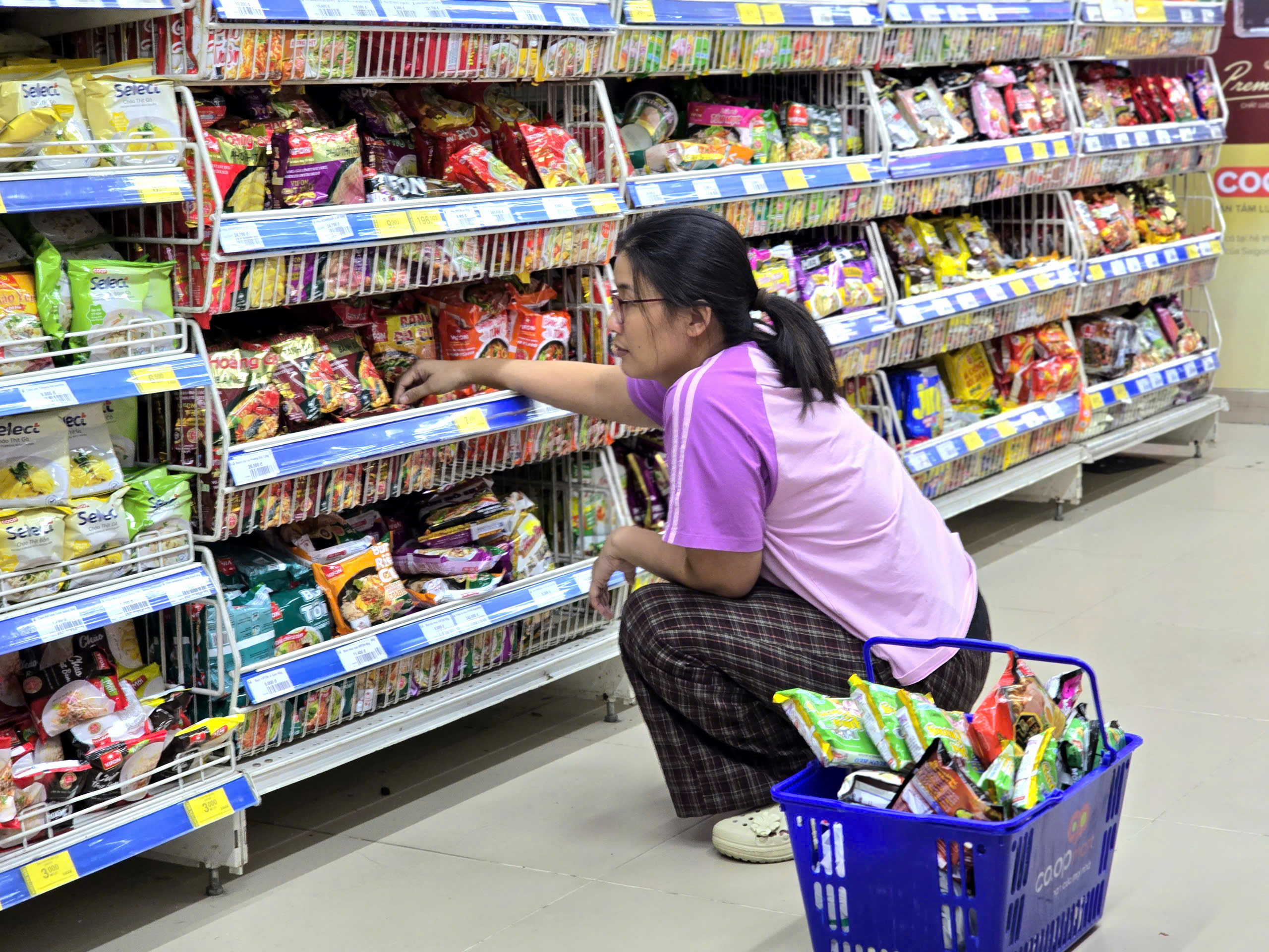 Giữa bão số 10, siêu thị tung gói bình ổn giá, giảm đến 33%- Ảnh 2.