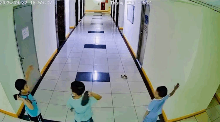 Bé trai ném dép chung cư làm gãy vòi phun nước, 2 thang máy tê liệt - Ảnh 2.